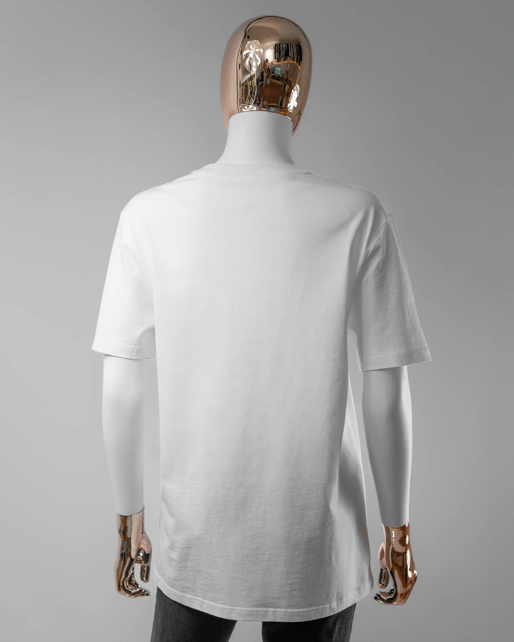 Rückseite des Organic Unisex T-Shirt Casual von Maondo ohne Motiv in der Farbe White und in der Größe S getragen von einer femininen Puppe