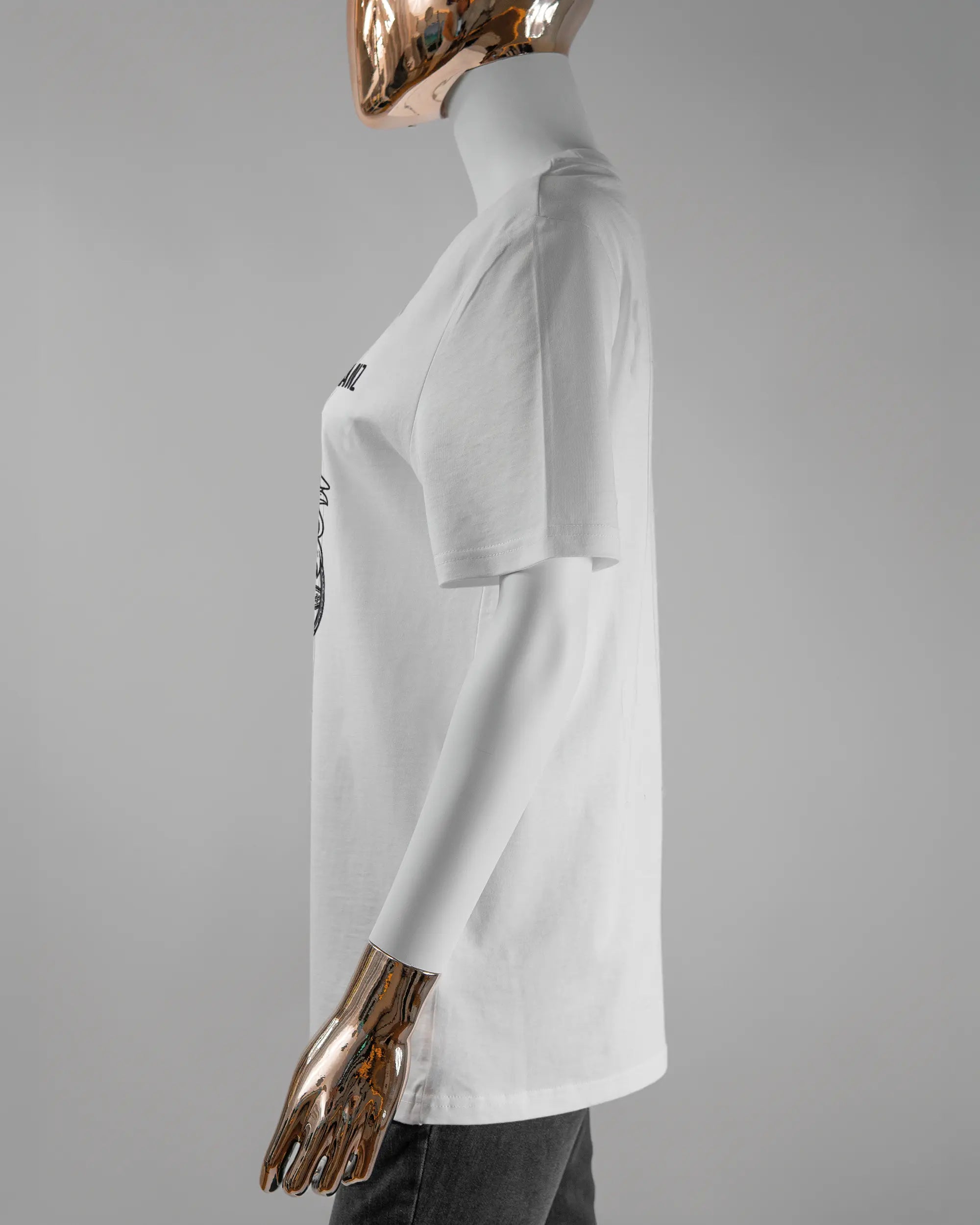 Seitenansicht des Organic Unisex T-Shirt Casual von Maondo mit dem Design Trachtentanz vorne in der Farbe White und in der Größe S getragen von einer femininen Puppe