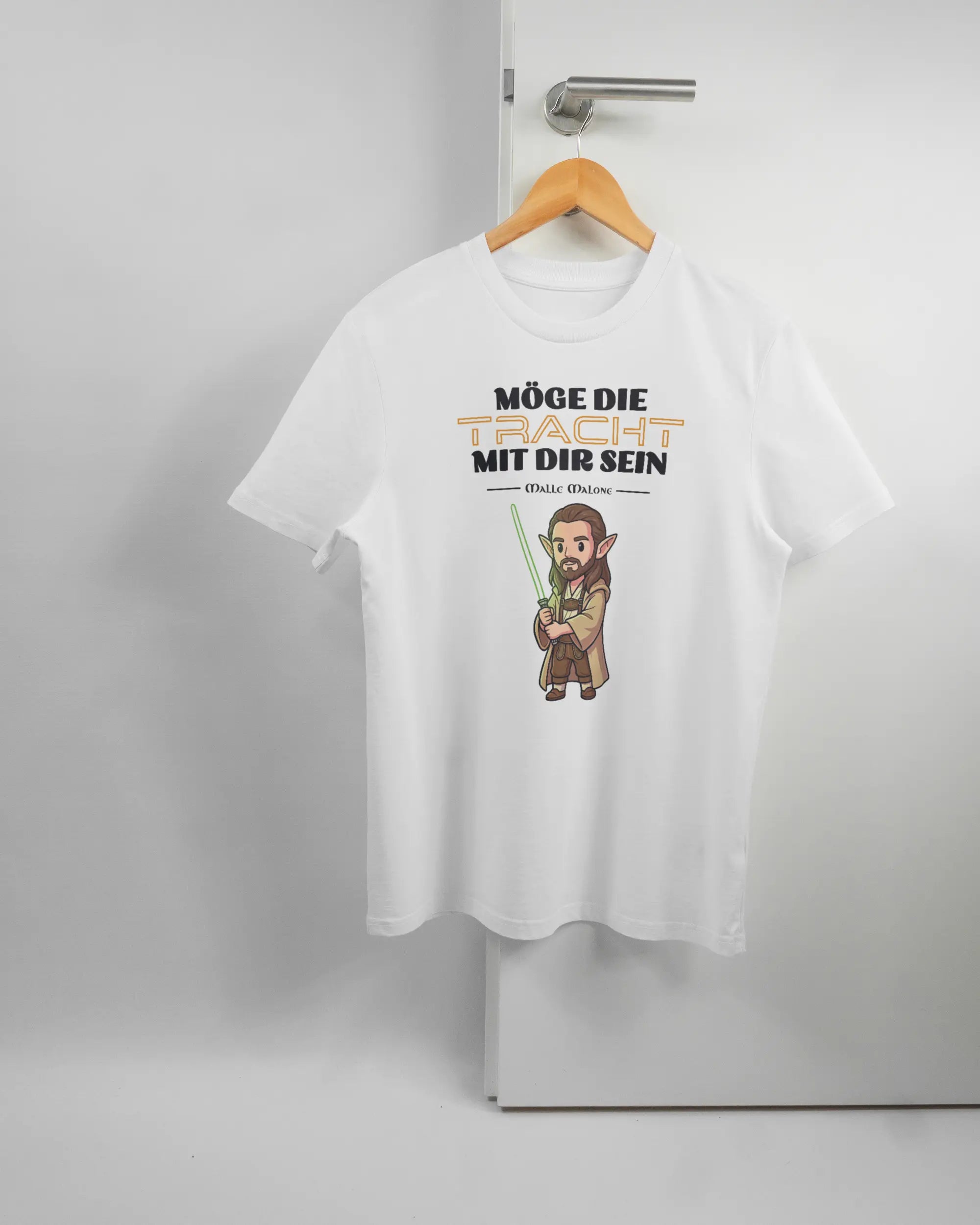 Vorderseite des Organic Unisex T-Shirt Casual von Maondo mit dem Design Tracht mit dir in der Farbe White und in der Größe S auf einem Bügel an der Türklinke aufgehängt