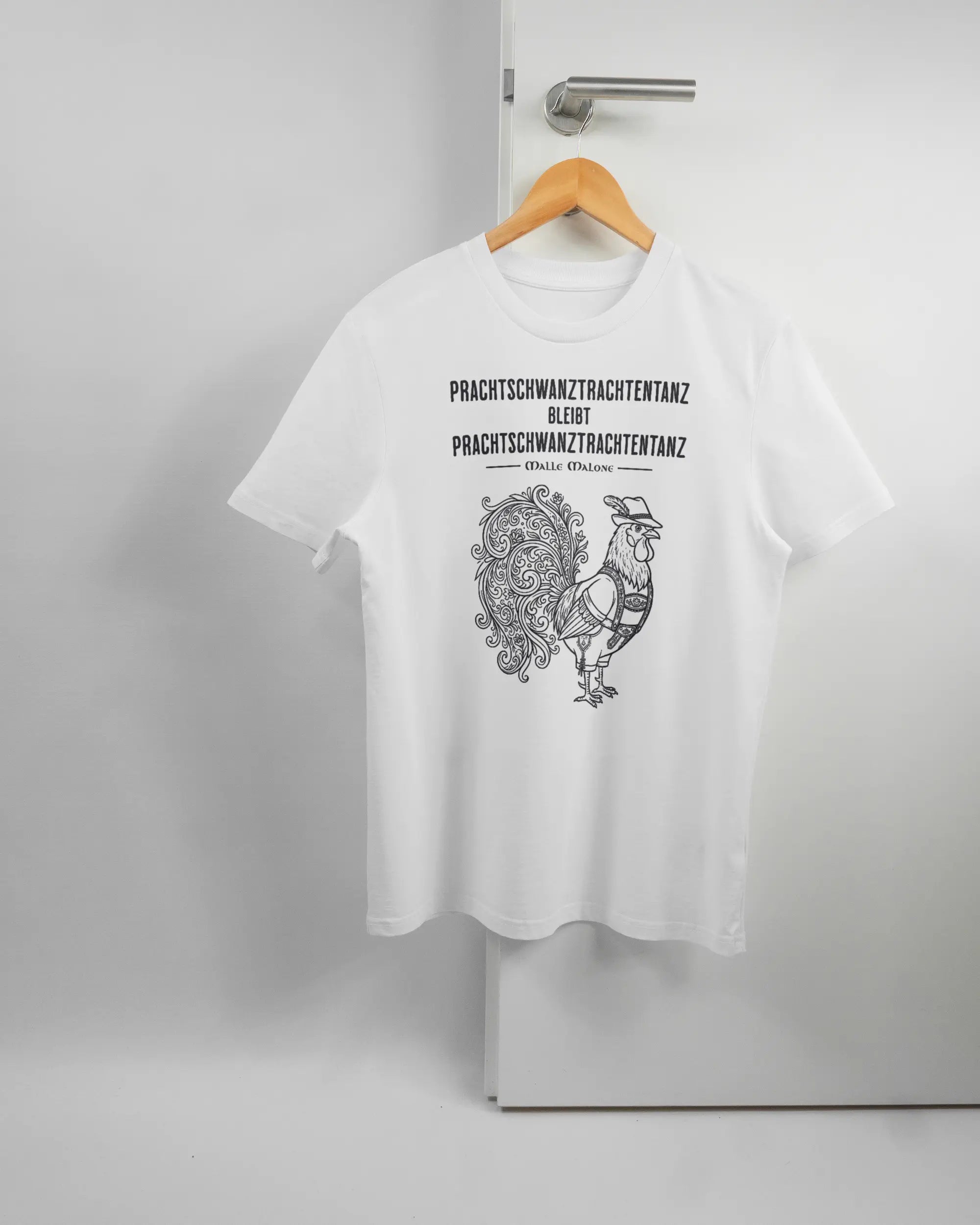 Vorderseite des Organic Unisex T-Shirt Casual von Maondo mit dem Design Trachtentanz in der Farbe White und in der Größe S auf einem Bügel an der Türklinke aufgehängt