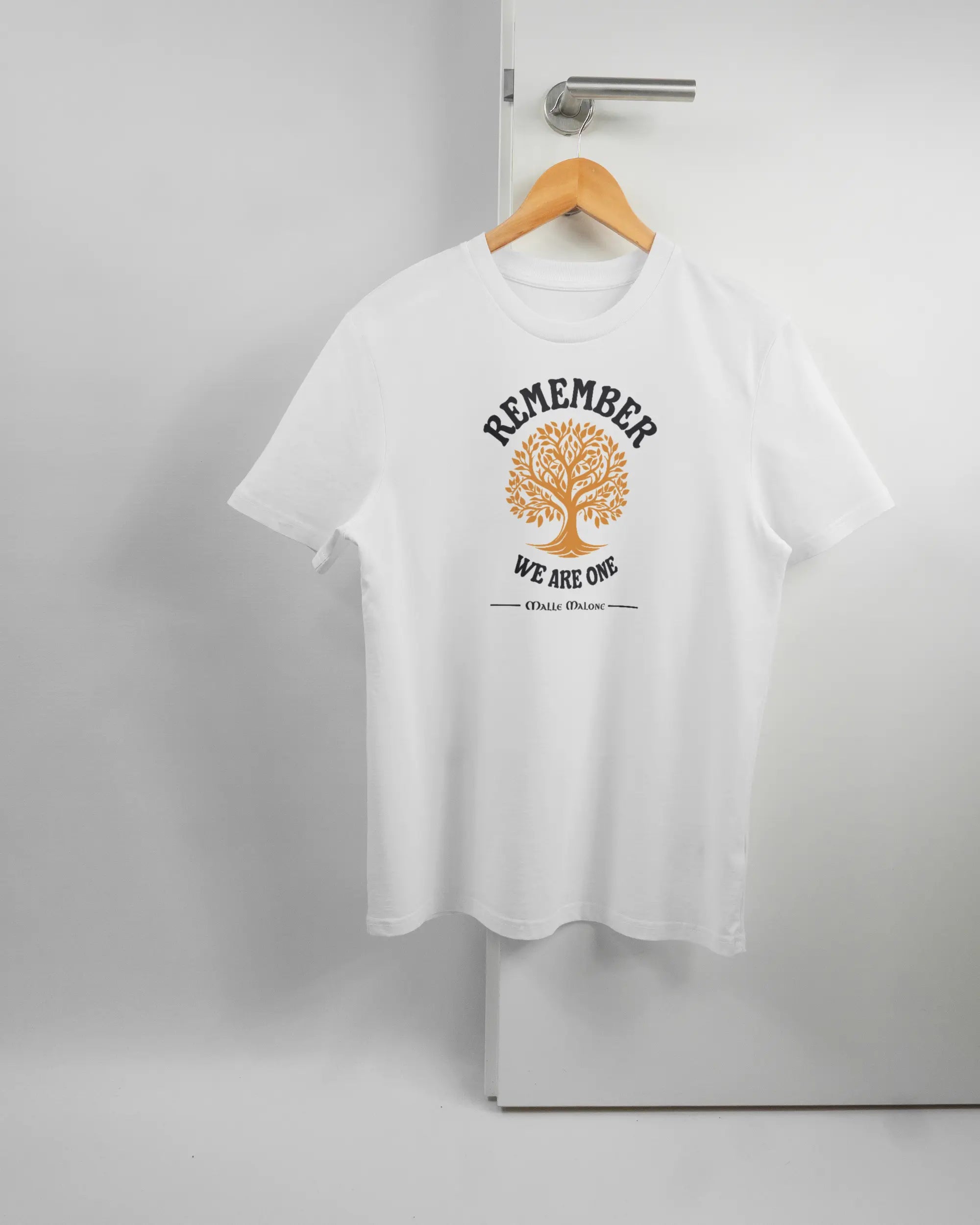 Vorderseite des Organic Unisex T-Shirt Casual von Maondo mit dem Design We are one in der Farbe White und in der Größe S auf einem Bügel an der Türklinke aufgehängt