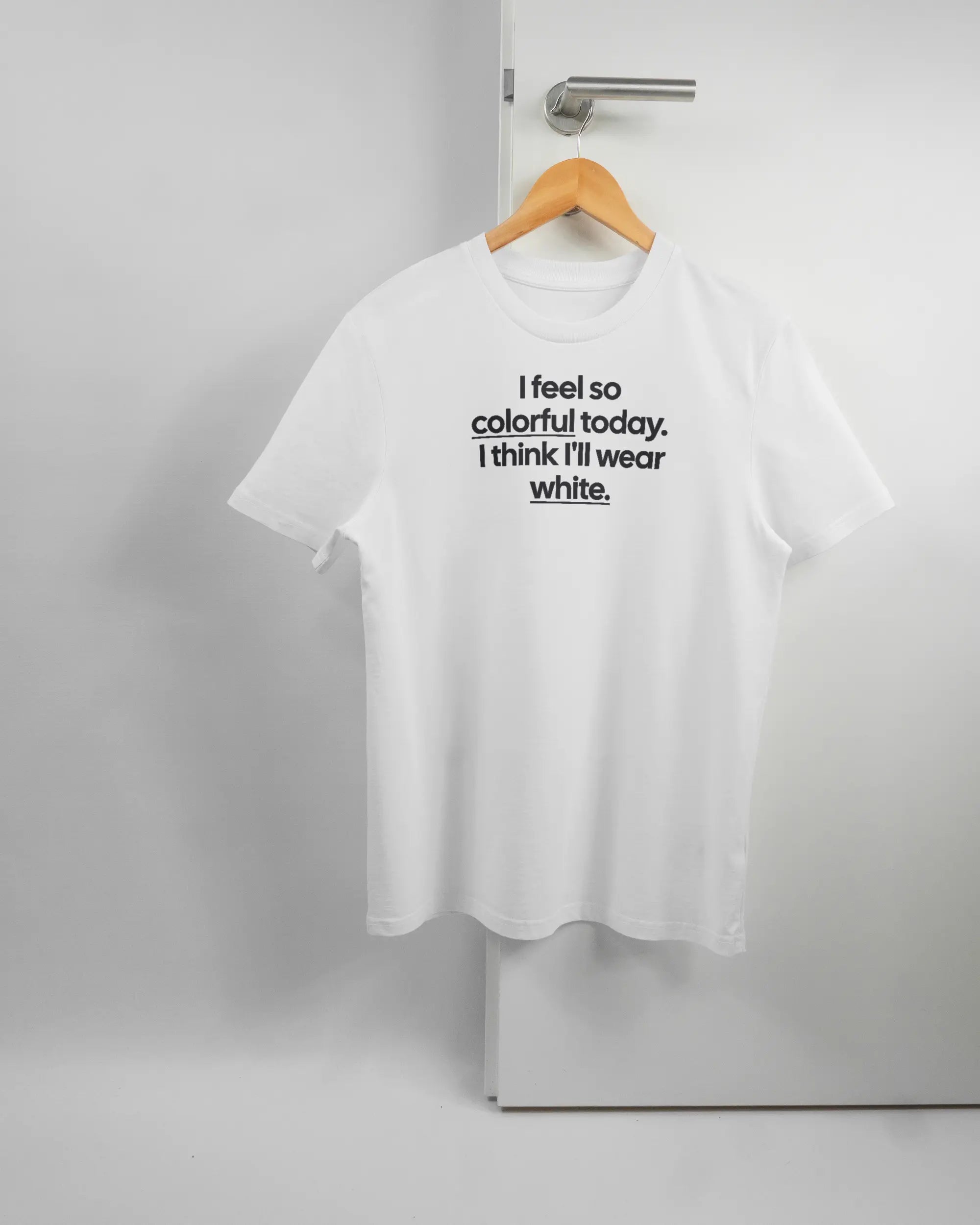 Vorderseite des Organic Unisex T-Shirt Casual von Maondo mit dem Design Colorful Day in der Farbe White und in der Größe S auf einem Bügel an der Türklinke aufgehängt