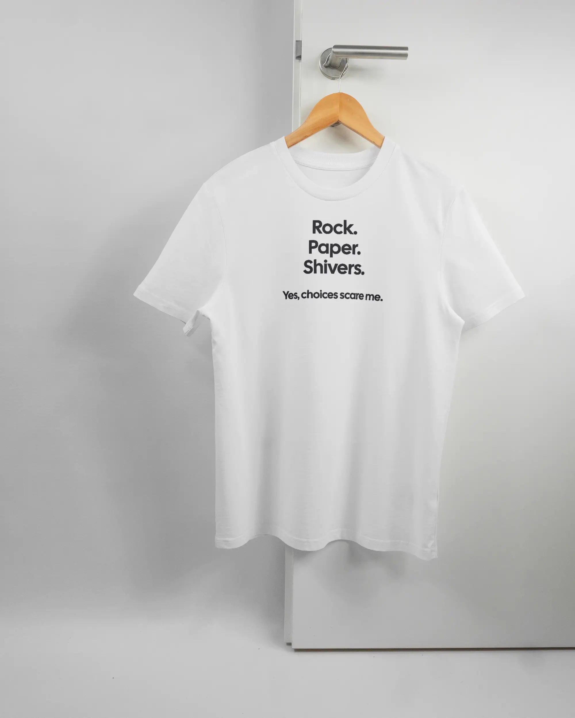 Vorderseite des Organic Unisex T-Shirt Casual von Maondo mit dem Design Rock Paper Shivers in der Farbe White und in der Größe S auf einem Bügel an der Türklinke aufgehängt