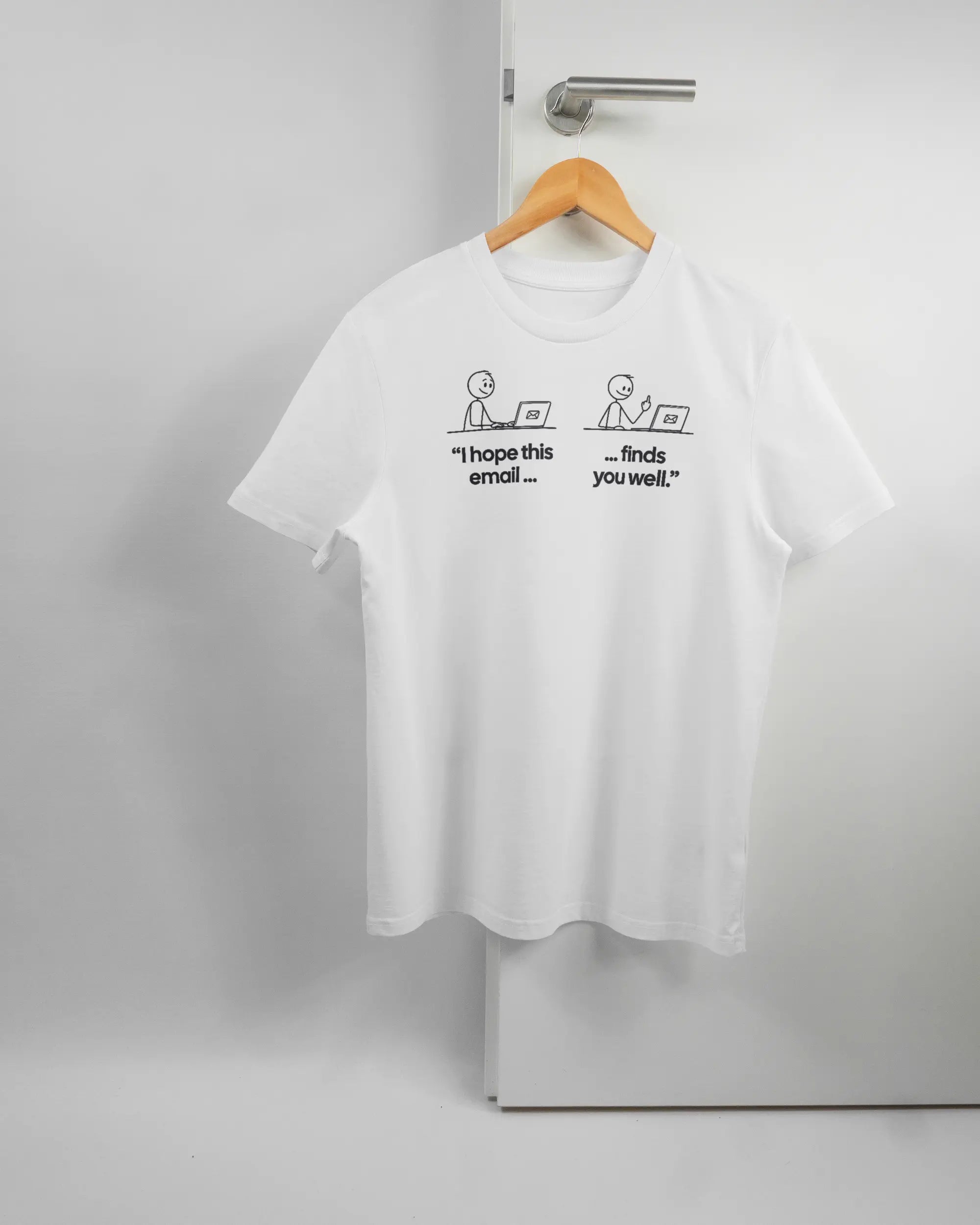 Vorderseite des Organic Unisex T-Shirt Casual von Maondo mit dem Design Found me not well in der Farbe White und in der Größe S auf einem Bügel an der Türklinke aufgehängt