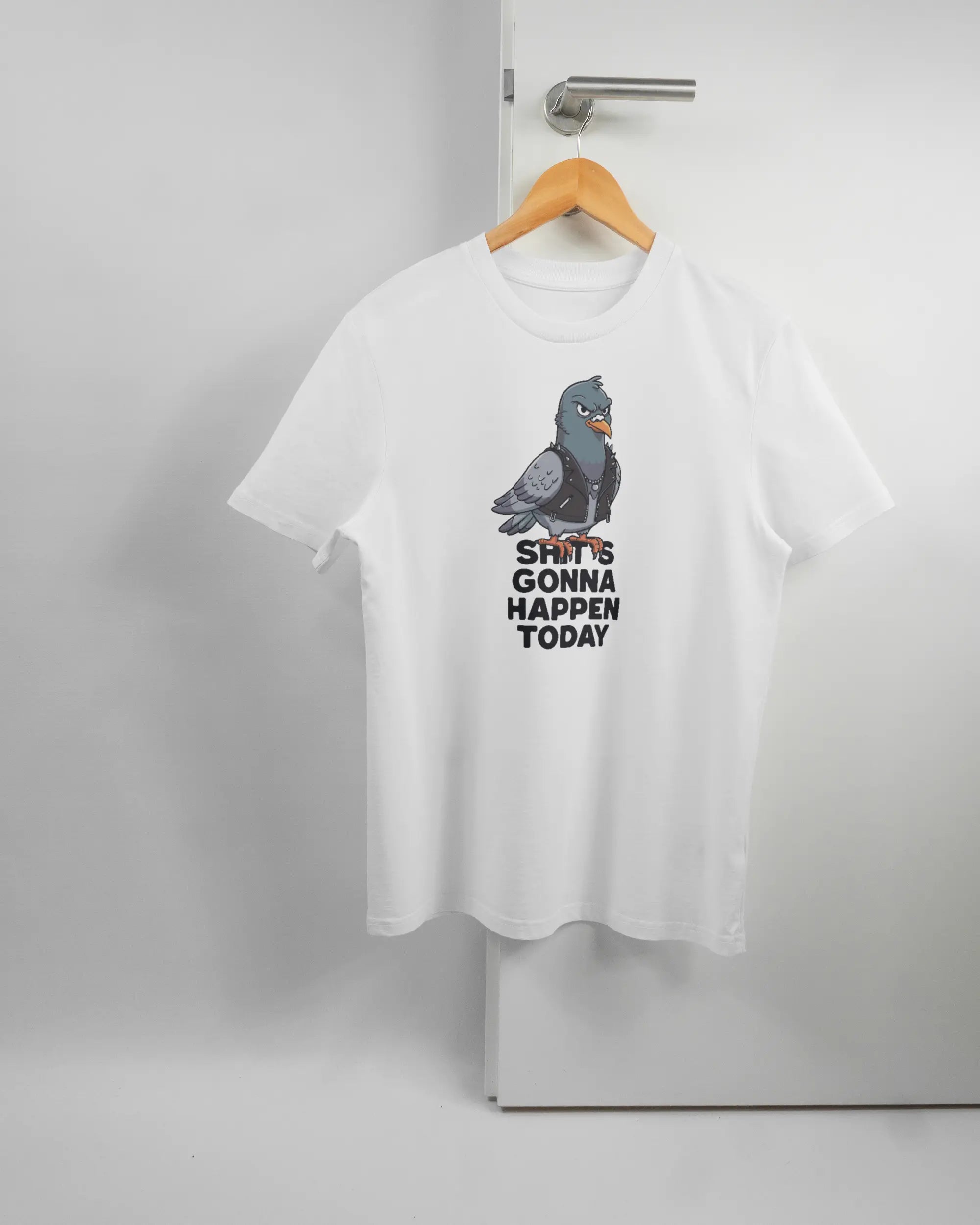 Vorderseite des Organic Unisex T-Shirt Casual von Maondo mit dem Design Pigeon Pun in der Farbe White und in der Größe S auf einem Bügel an der Türklinke aufgehängt