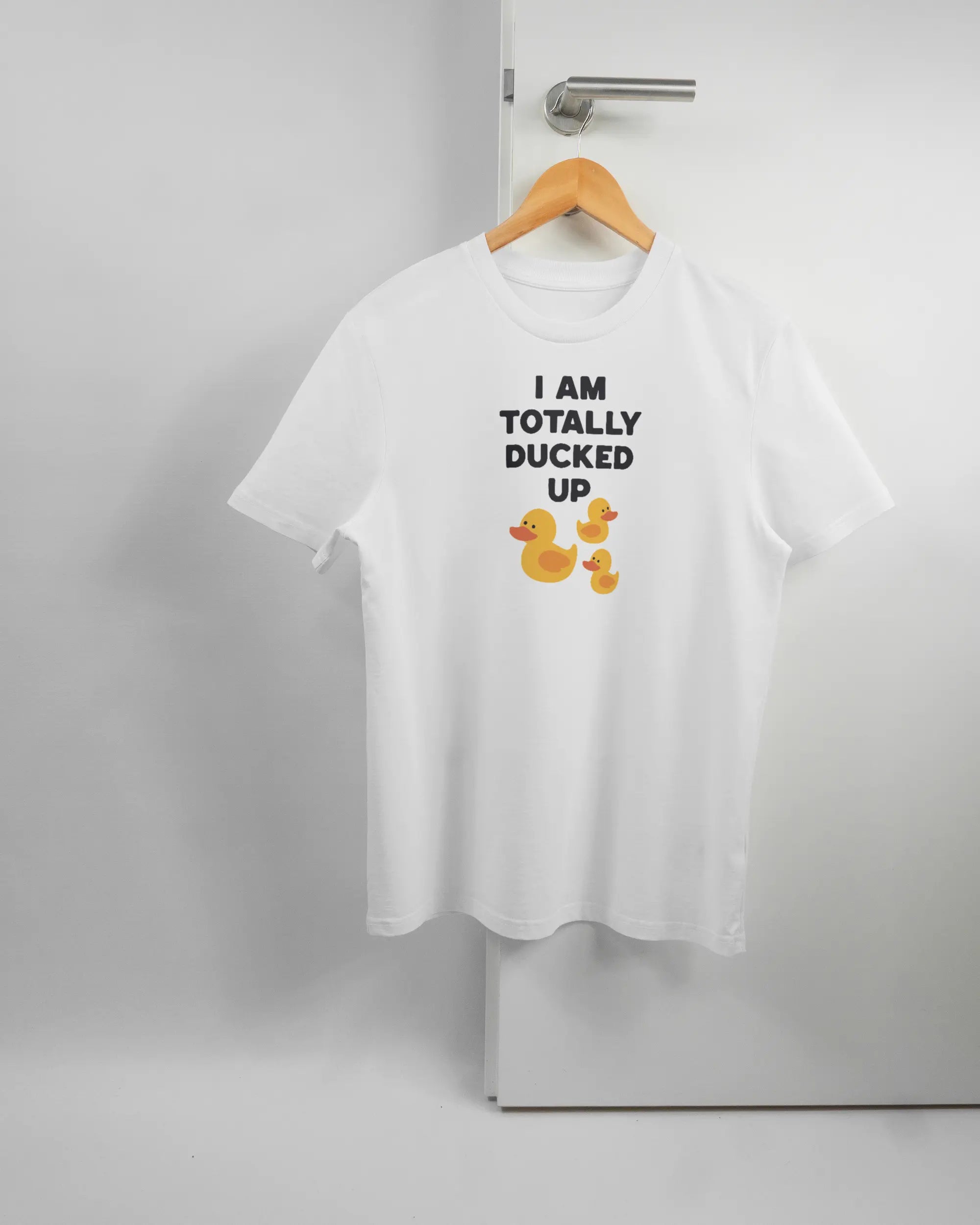 Vorderseite des Organic Unisex T-Shirt Casual von Maondo mit dem Design Ducked Up in der Farbe White und in der Größe S auf einem Bügel an der Türklinke aufgehängt
