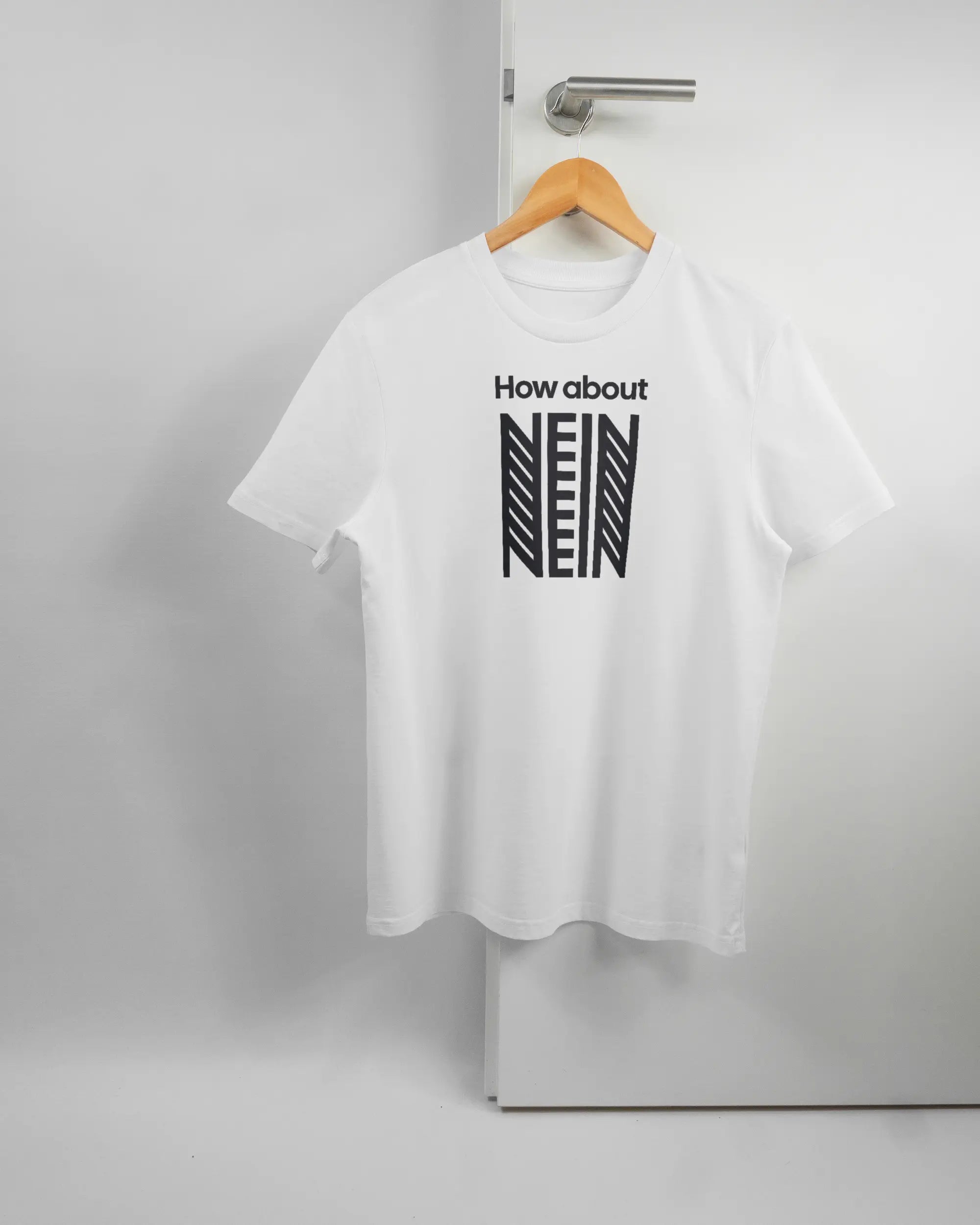 Vorderseite des Organic Unisex T-Shirt Casual von Maondo mit dem Design How about nein in der Farbe White und in der Größe S auf einem Bügel an der Türklinke aufgehängt