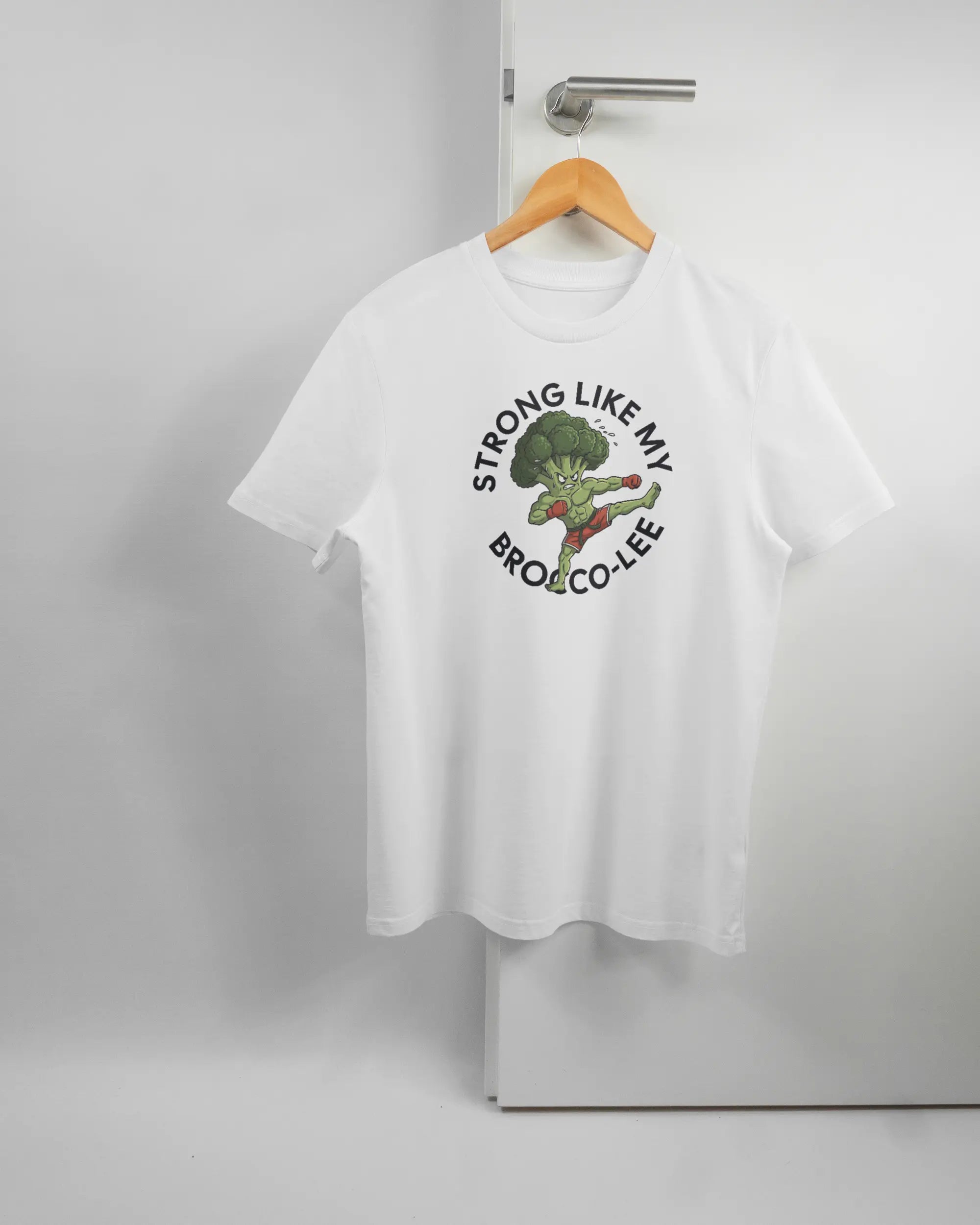 Vorderseite des Organic Unisex T-Shirt Casual von Maondo mit dem Design Brocco-Lee in der Farbe White und in der Größe S auf einem Bügel an der Türklinke aufgehängt