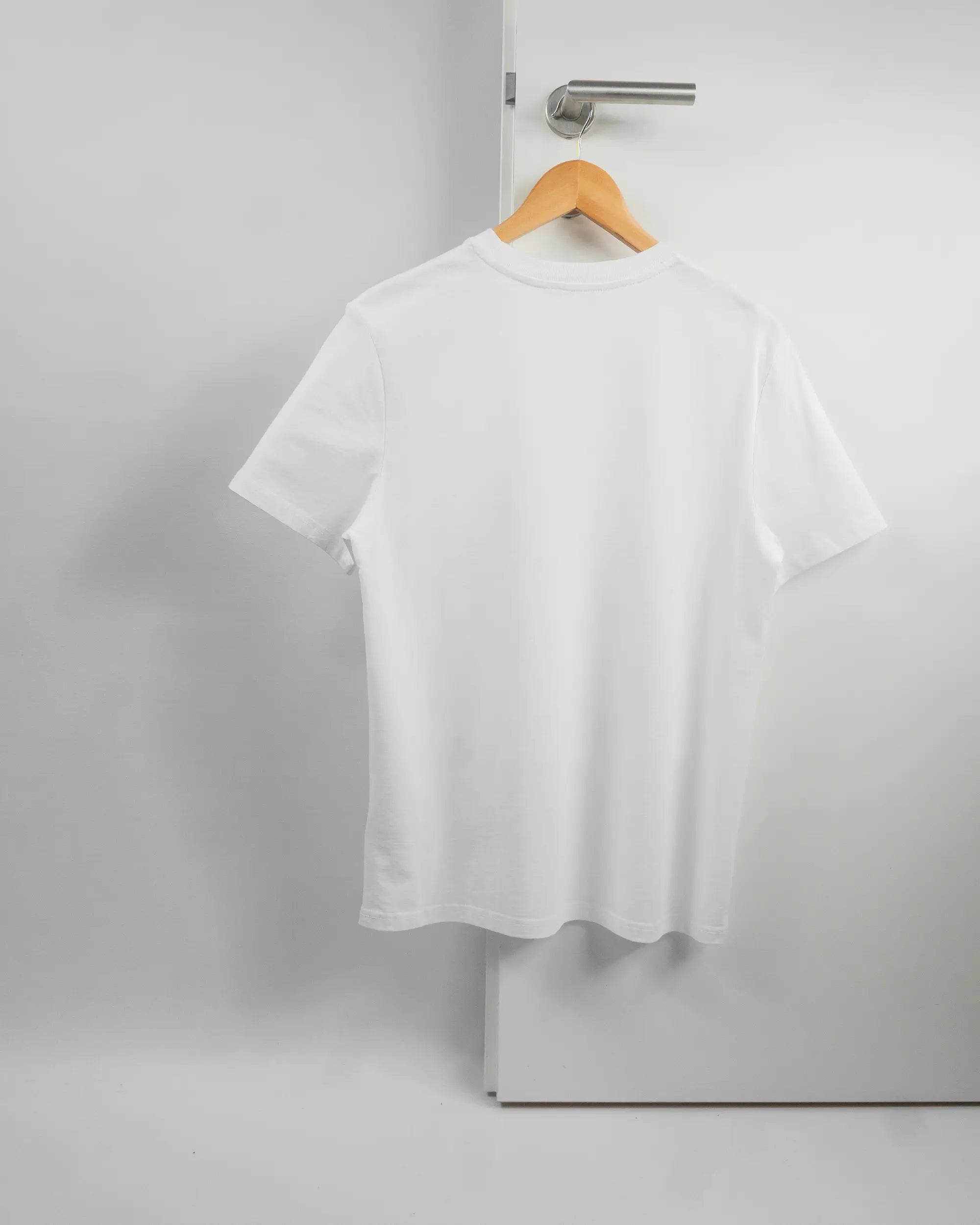 Rückseite des Organic Unisex T-Shirt Casual von Maondo ohne Motiv in der Farbe White und in der Größe S auf einem Bügel an der Türklinke aufgehängt