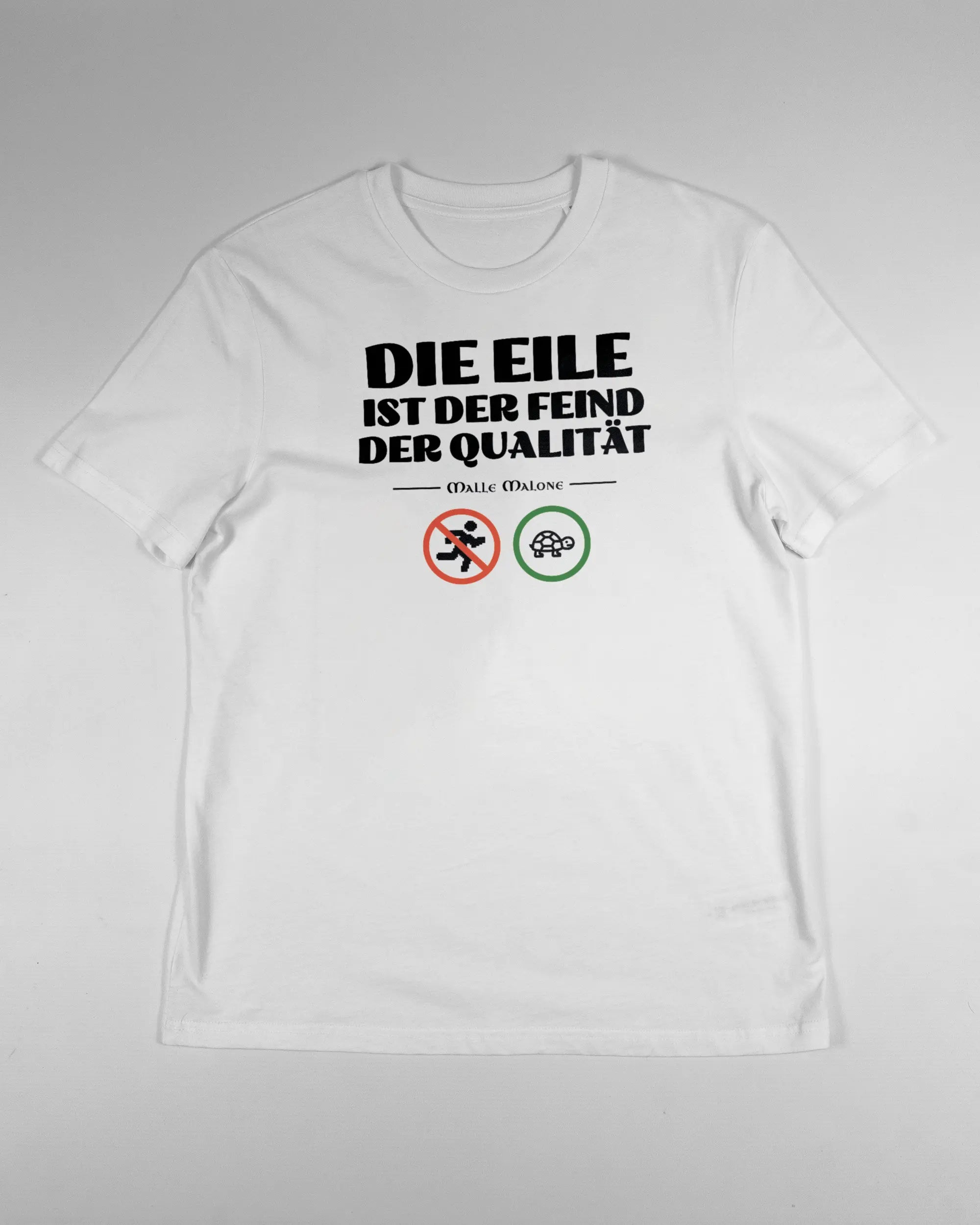 Vorderseite des Organic Unisex T-Shirt Casual von Maondo mit dem Design Keine Eile in der Farbe White und in der Größe S flach auf den Boden gelegt
