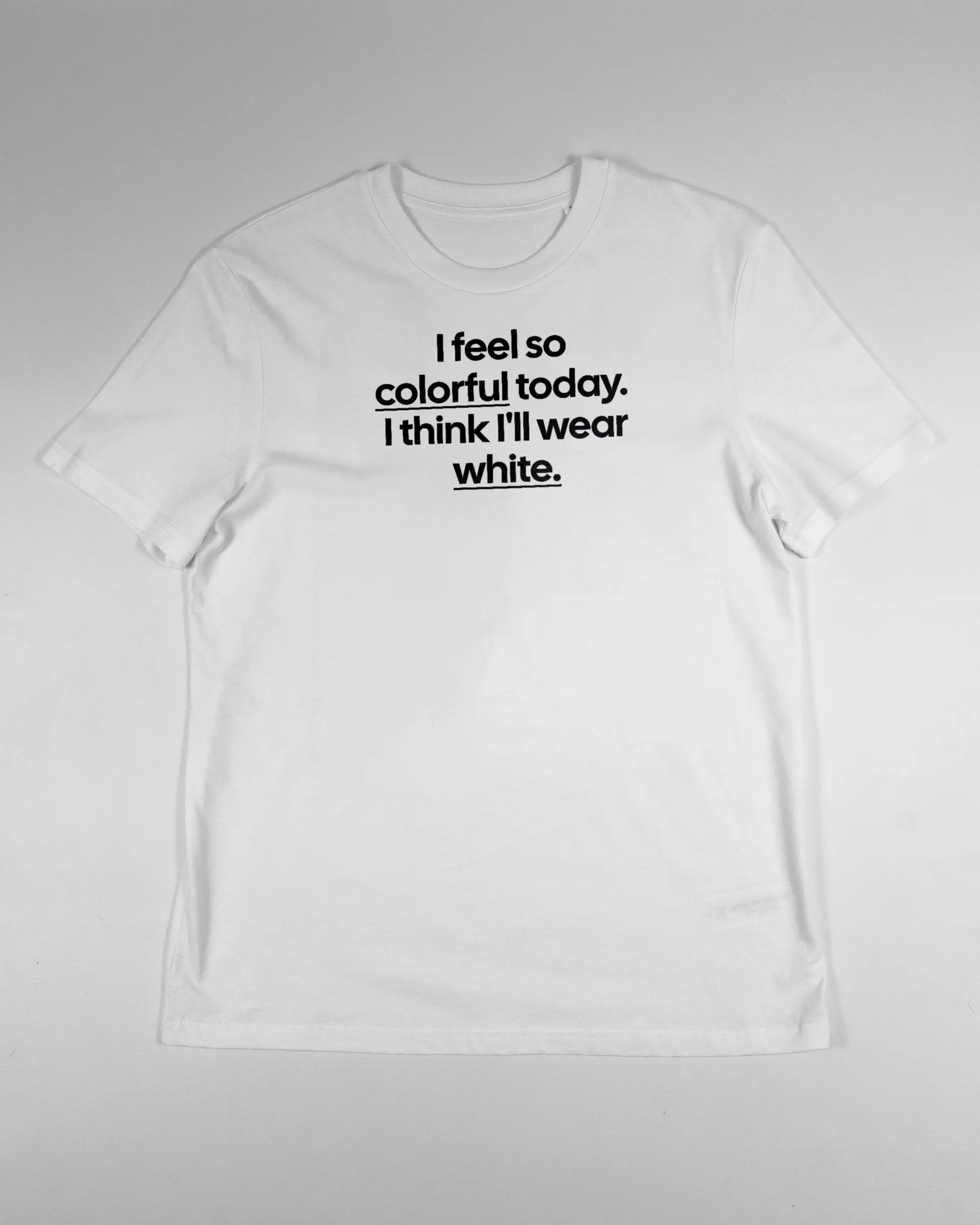 Vorderseite des Organic Unisex T-Shirt Casual von Maondo mit dem Design Colorful Day in der Farbe White und in der Größe S flach auf den Boden gelegt