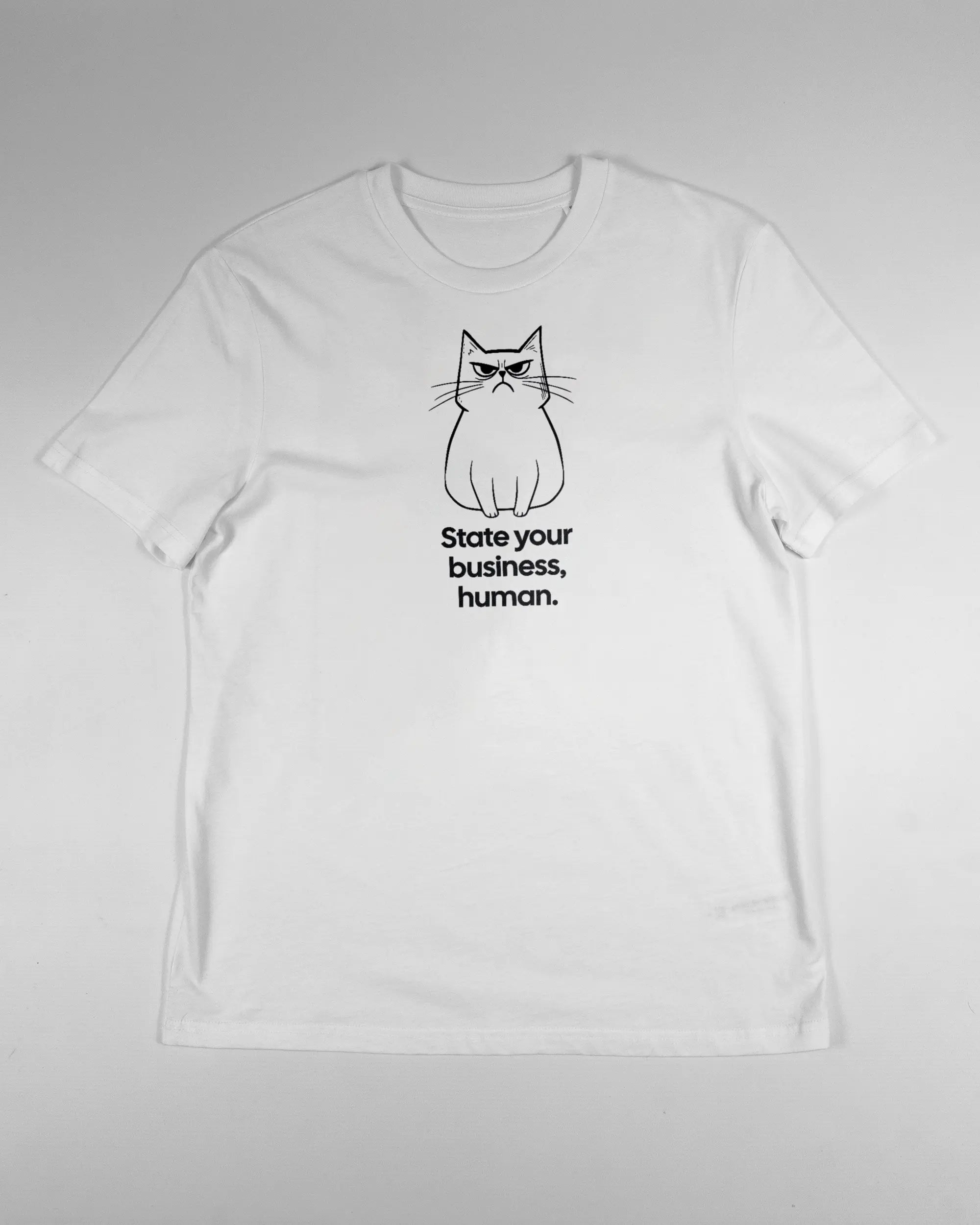 Vorderseite des Organic Unisex T-Shirt Casual von Maondo mit dem Design Grumpy Purr in der Farbe White und in der Größe S flach auf den Boden gelegt