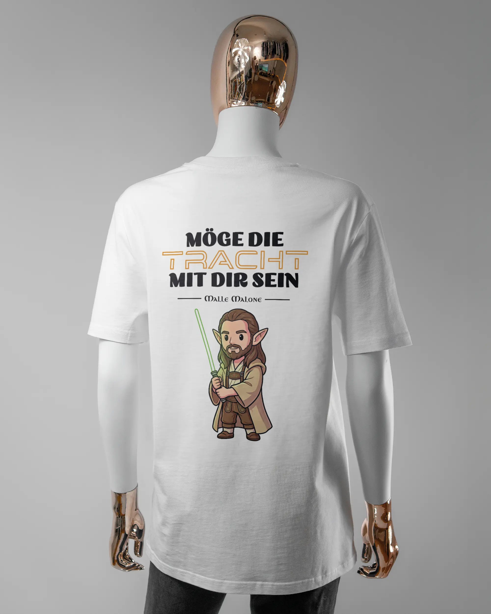 Rückseite des Organic Unisex T-Shirt Casual von Maondo mit dem Design Tracht mit dir in der Farbe White und in der Größe S getragen von einer femininen Puppe