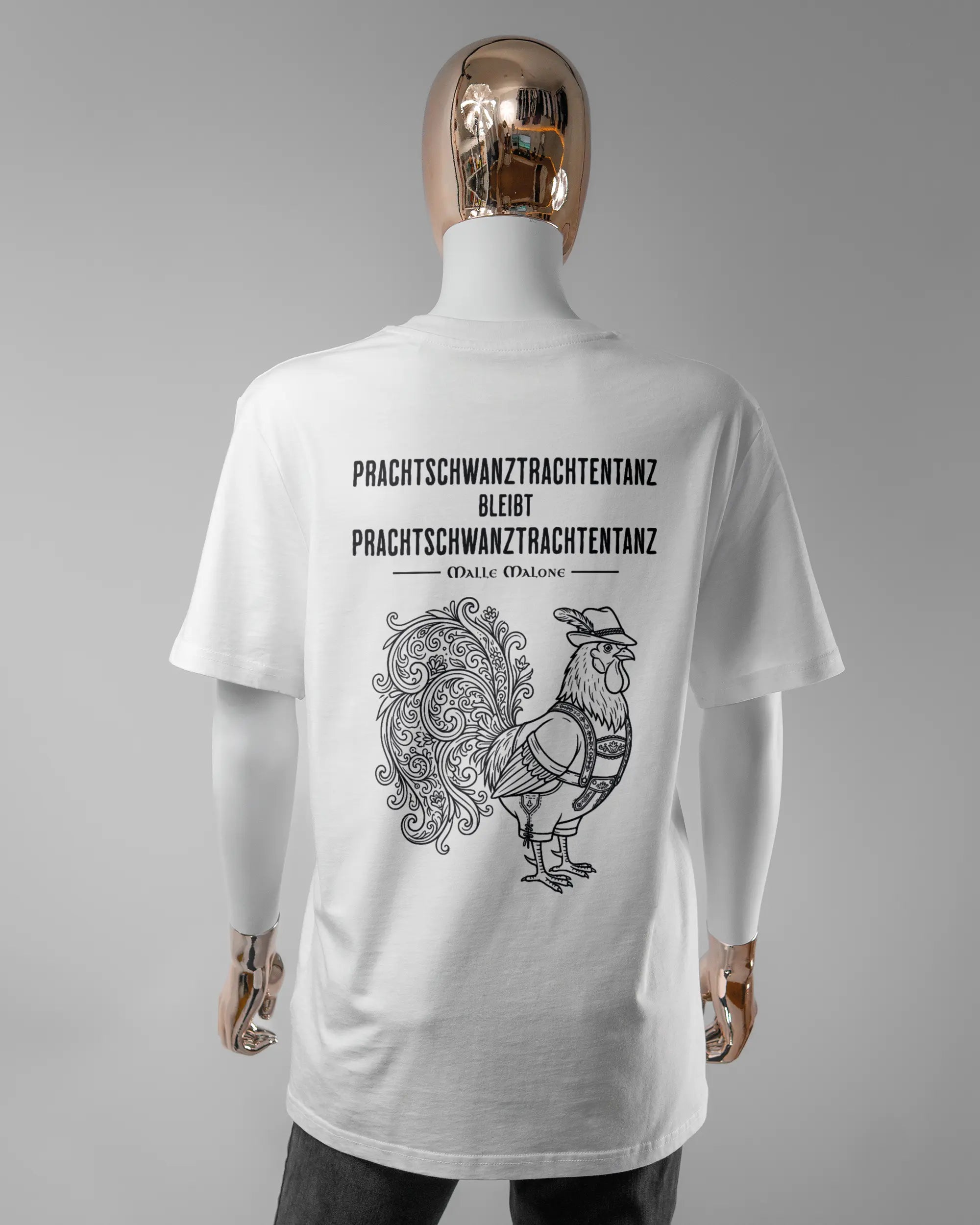 Rückseite des Organic Unisex T-Shirt Casual von Maondo mit dem Design Trachtentanz in der Farbe White und in der Größe S getragen von einer femininen Puppe