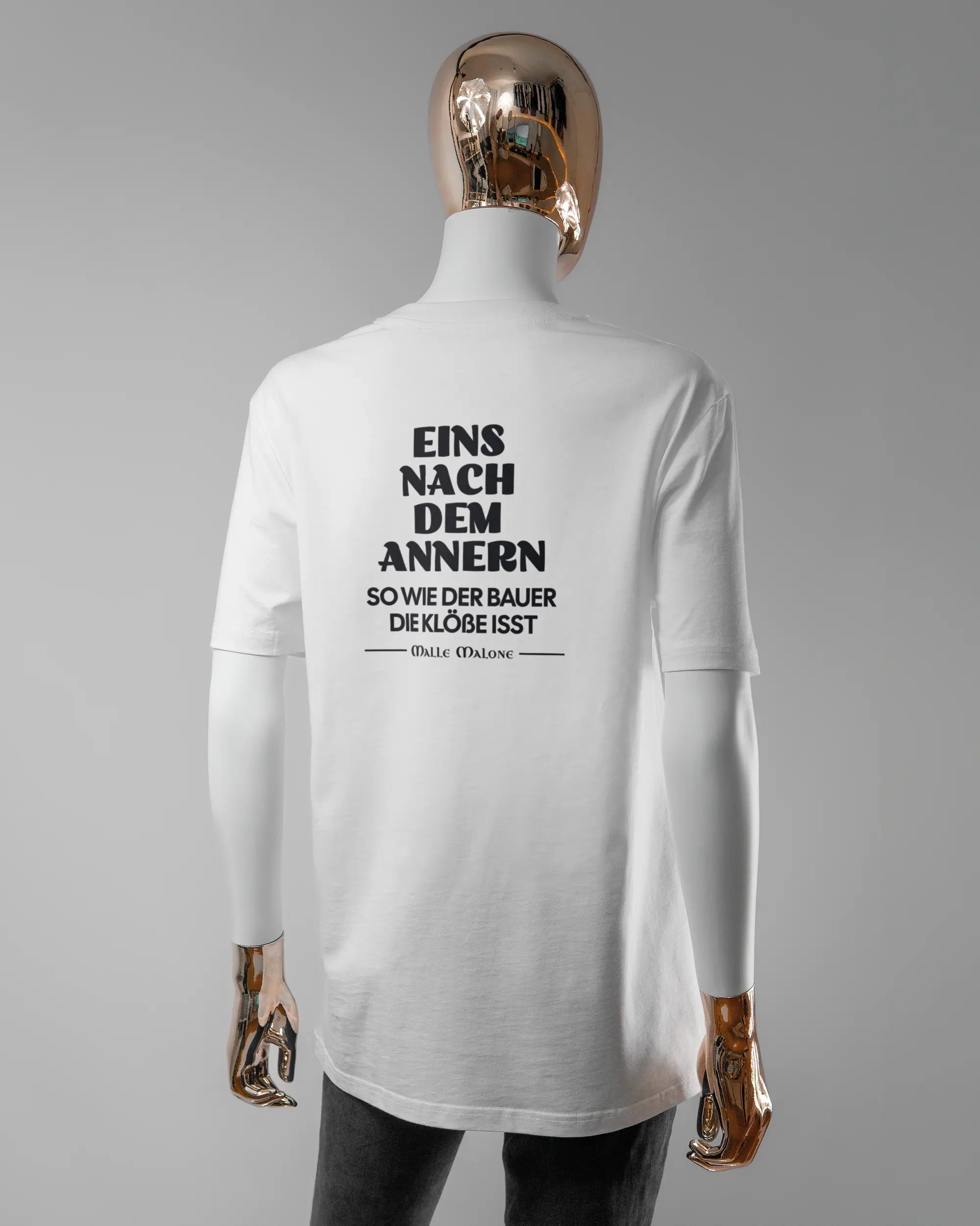 Rückseite des Organic Unisex T-Shirt Casual von Maondo mit dem Design Eins nach dem Annern in der Farbe White und in der Größe S getragen von einer femininen Puppe