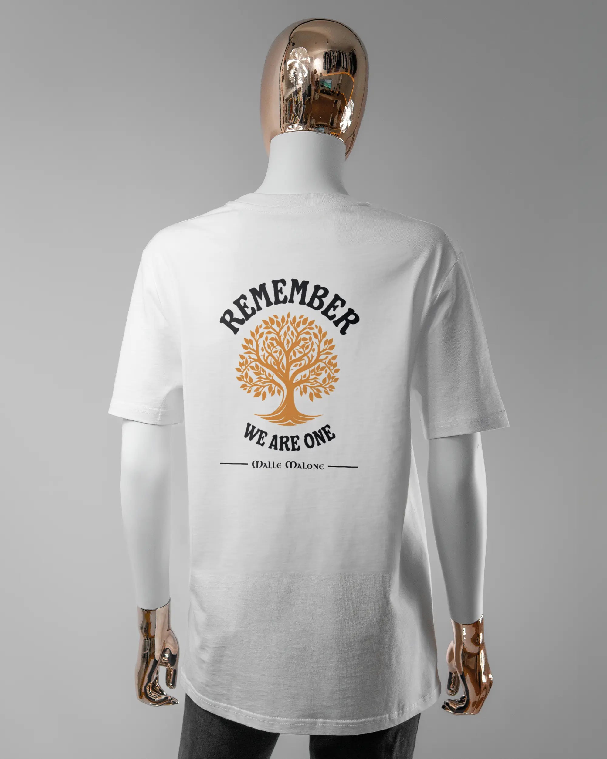 Rückseite des Organic Unisex T-Shirt Casual von Maondo mit dem Design We are one in der Farbe White und in der Größe S getragen von einer femininen Puppe