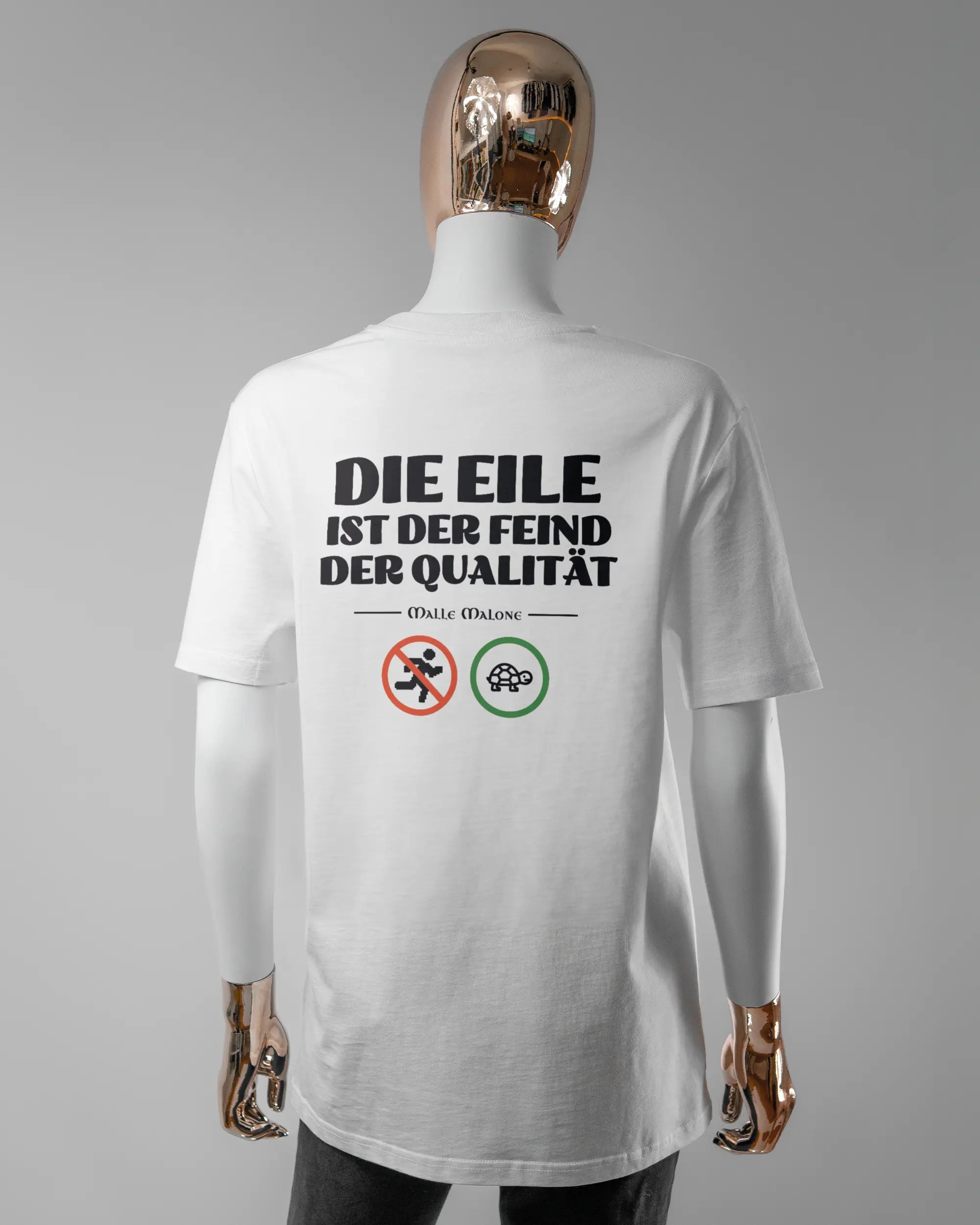 Rückseite des Organic Unisex T-Shirt Casual von Maondo mit dem Design Keine Eile in der Farbe White und in der Größe S getragen von einer femininen Puppe