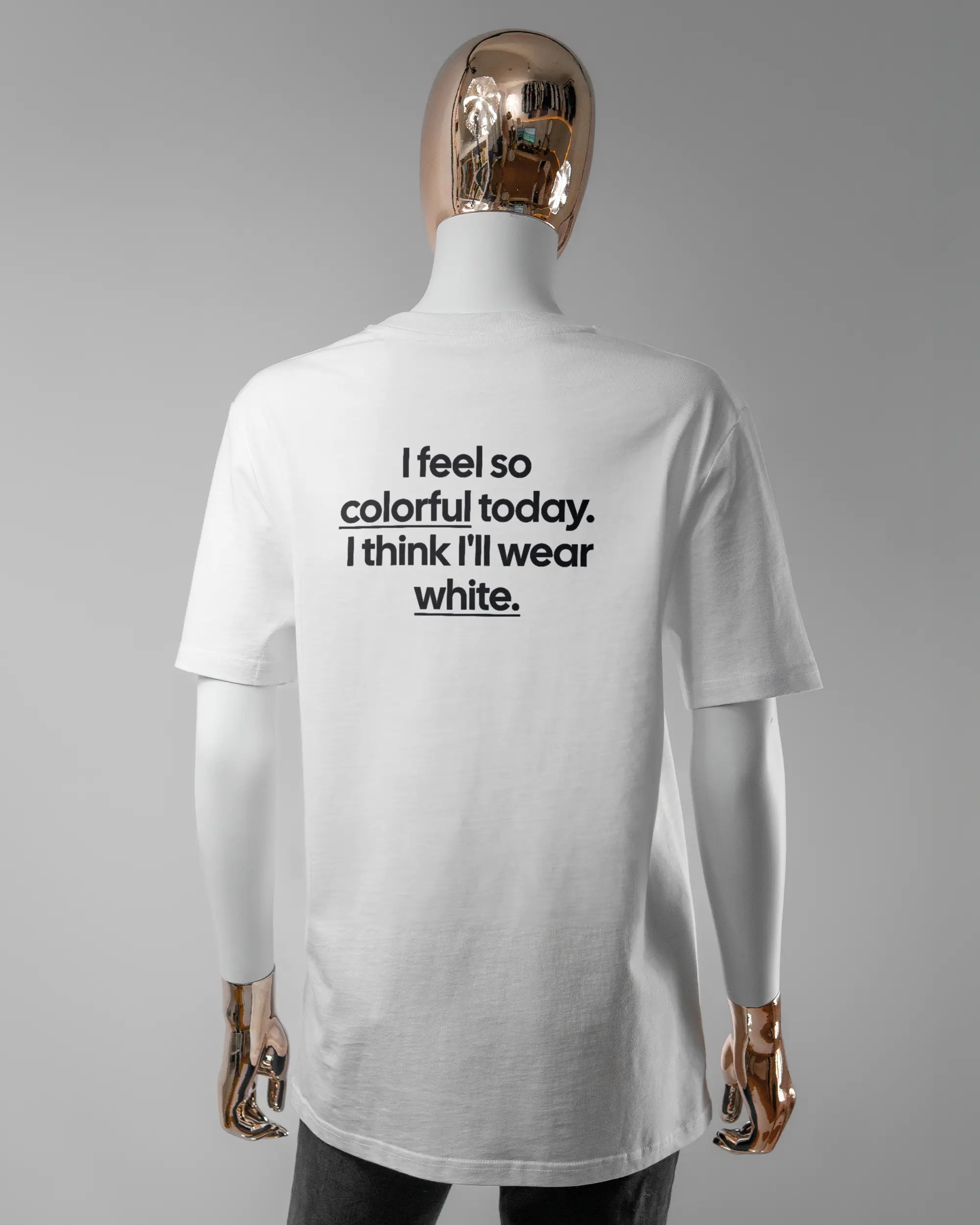 Rückseite des Organic Unisex T-Shirt Casual von Maondo mit dem Design Colorful Day in der Farbe White und in der Größe S getragen von einer femininen Puppe