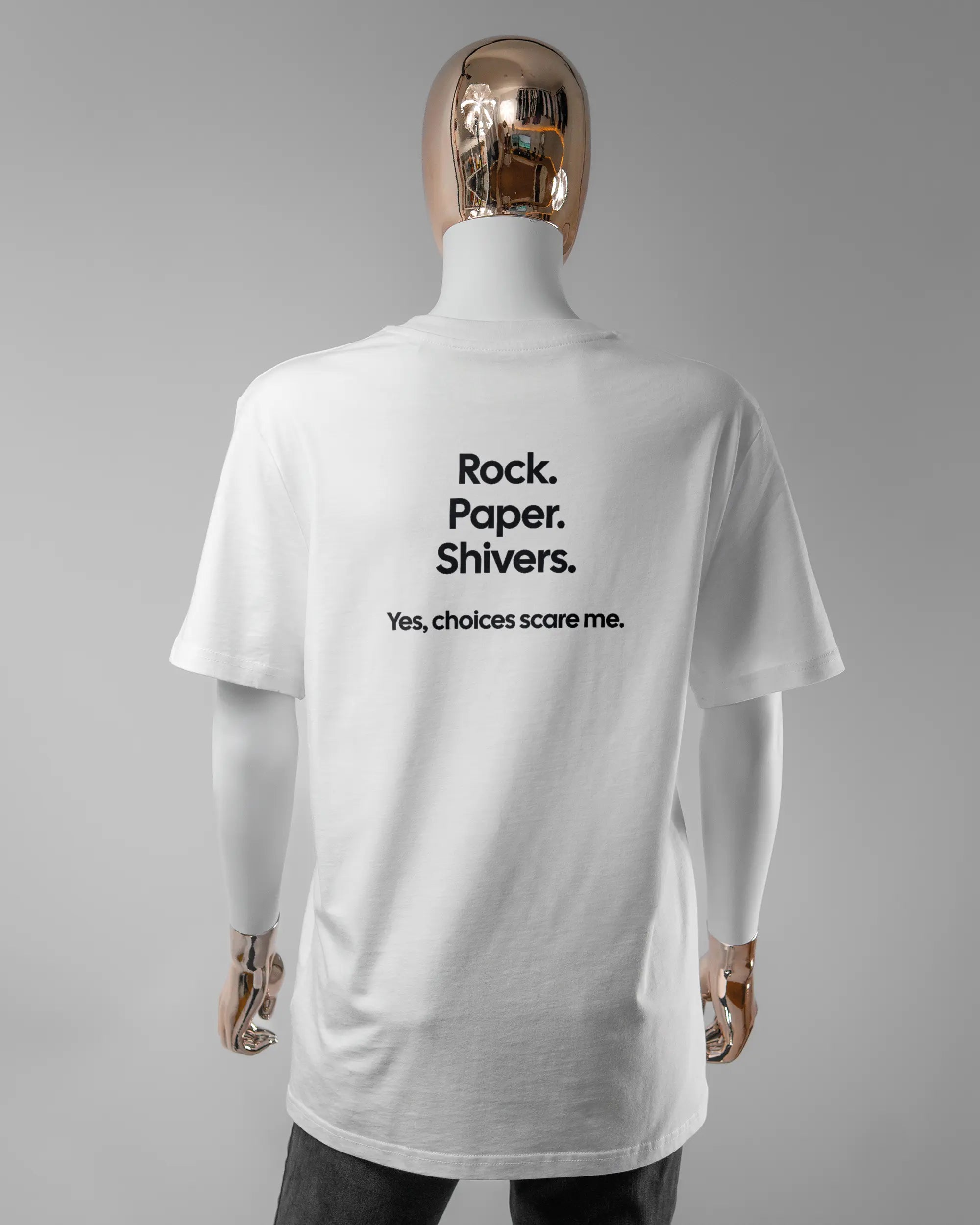 Rückseite des Organic Unisex T-Shirt Casual von Maondo mit dem Design Rock Paper Shivers in der Farbe White und in der Größe S getragen von einer femininen Puppe