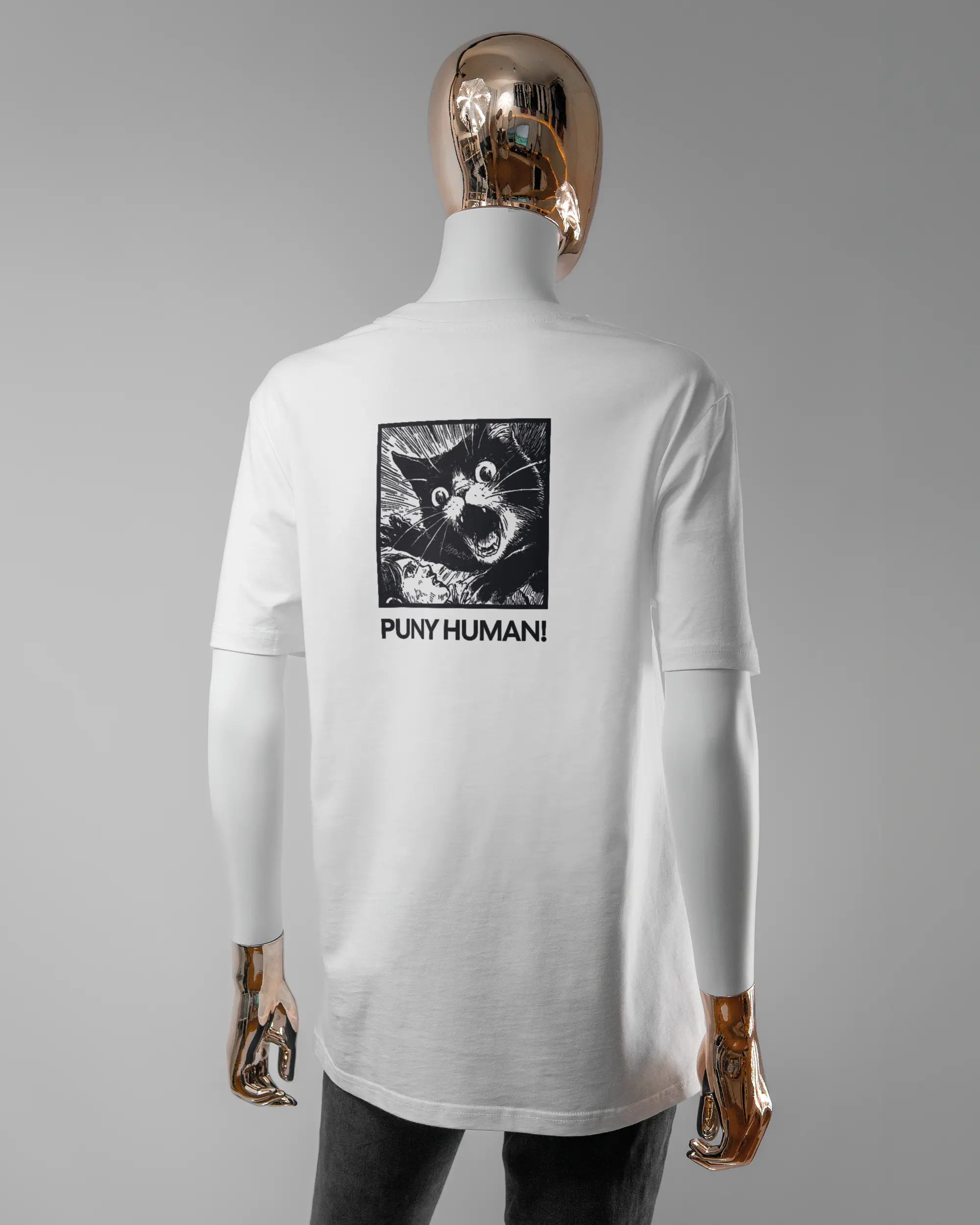 Rückseite des Organic Unisex T-Shirt Casual von Maondo mit dem Design Puny Human in der Farbe White und in der Größe S getragen von einer femininen Puppe