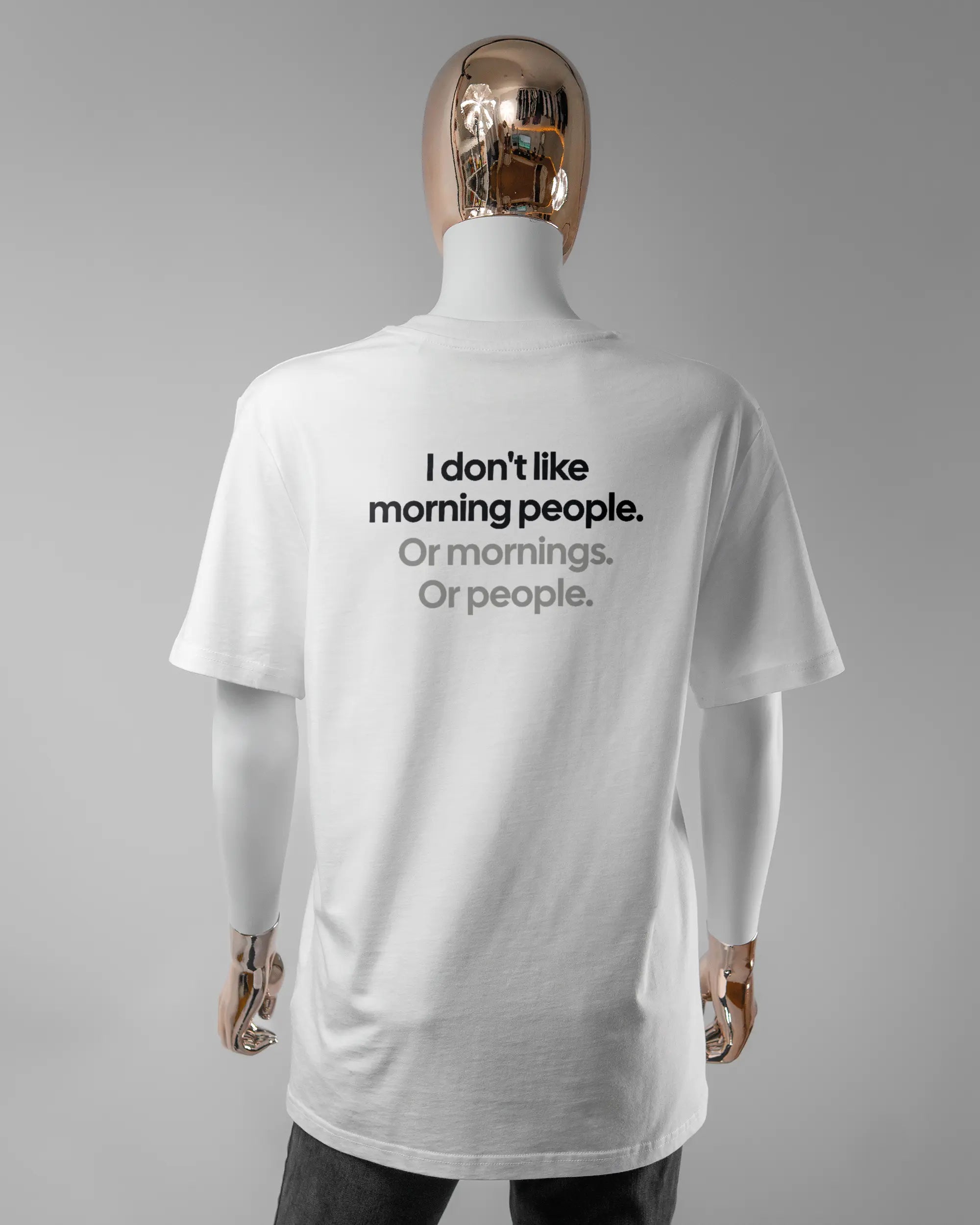 Rückseite des Organic Unisex T-Shirt Casual von Maondo mit dem Design Morning Person in der Farbe White und in der Größe S getragen von einer femininen Puppe