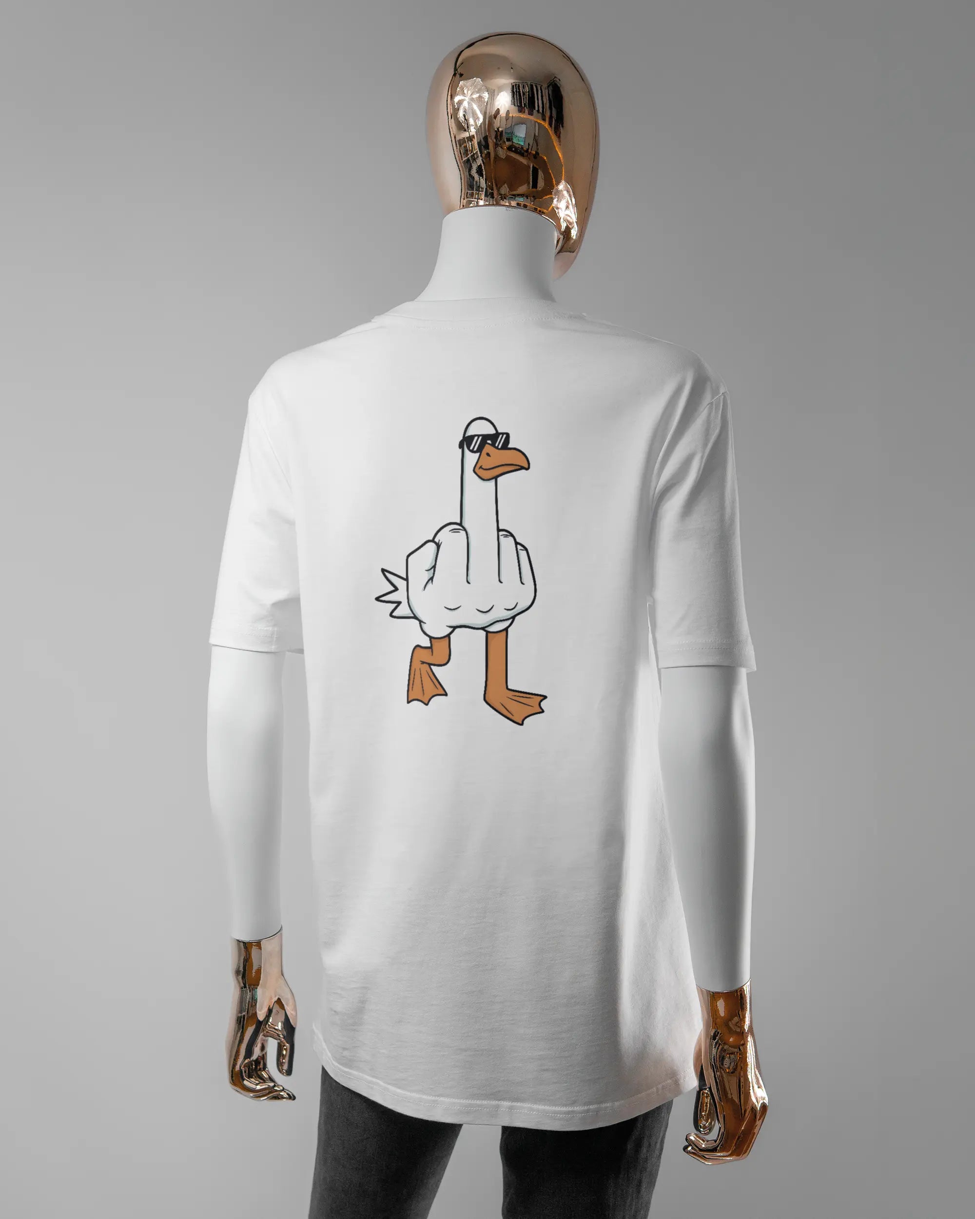 Rückseite des Organic Unisex T-Shirt Casual von Maondo mit dem Design I give a duck in der Farbe White und in der Größe S getragen von einer femininen Puppe