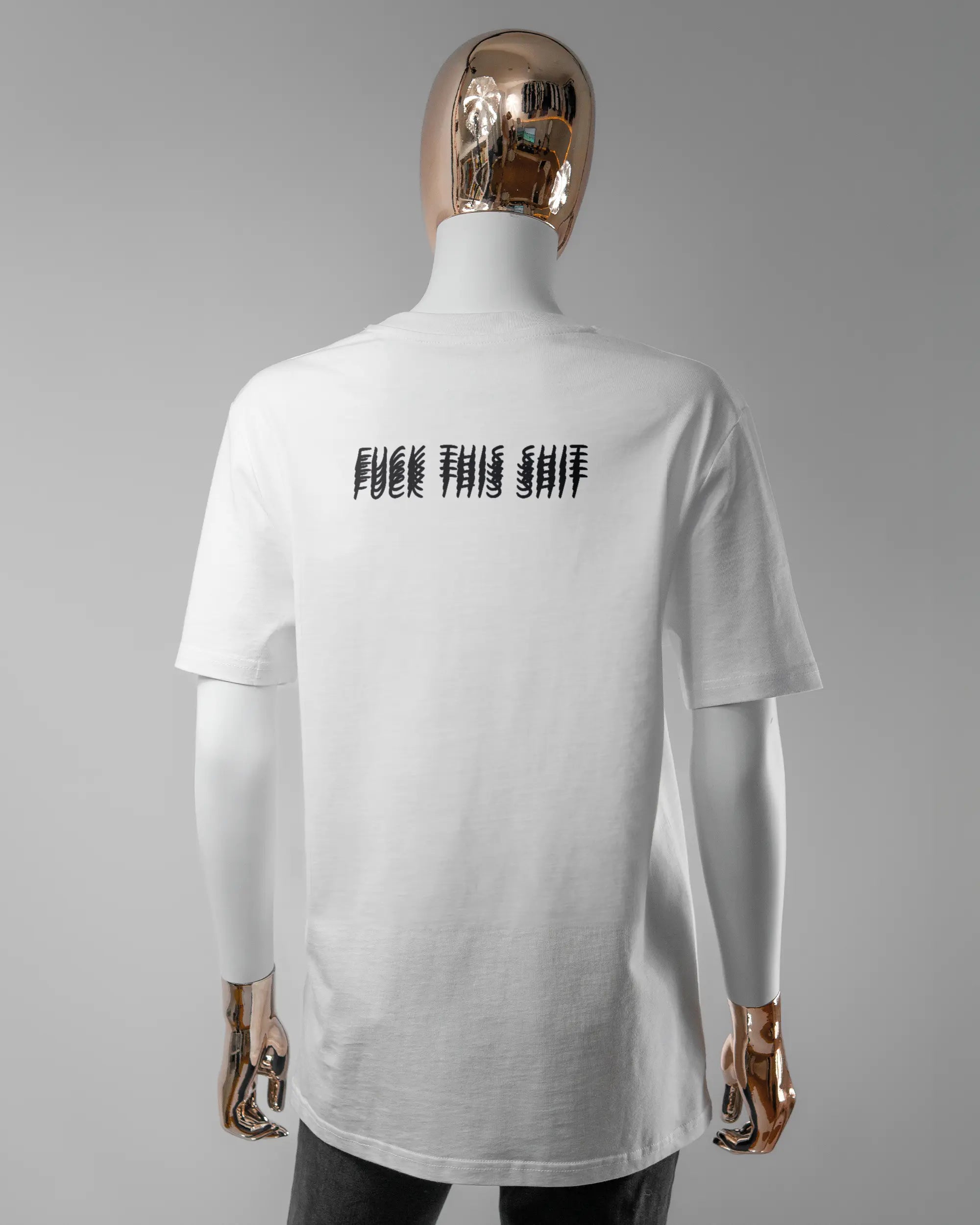 Rückseite des Organic Unisex T-Shirt Casual von Maondo mit dem Design Hidden Message in der Farbe White und in der Größe S getragen von einer femininen Puppe