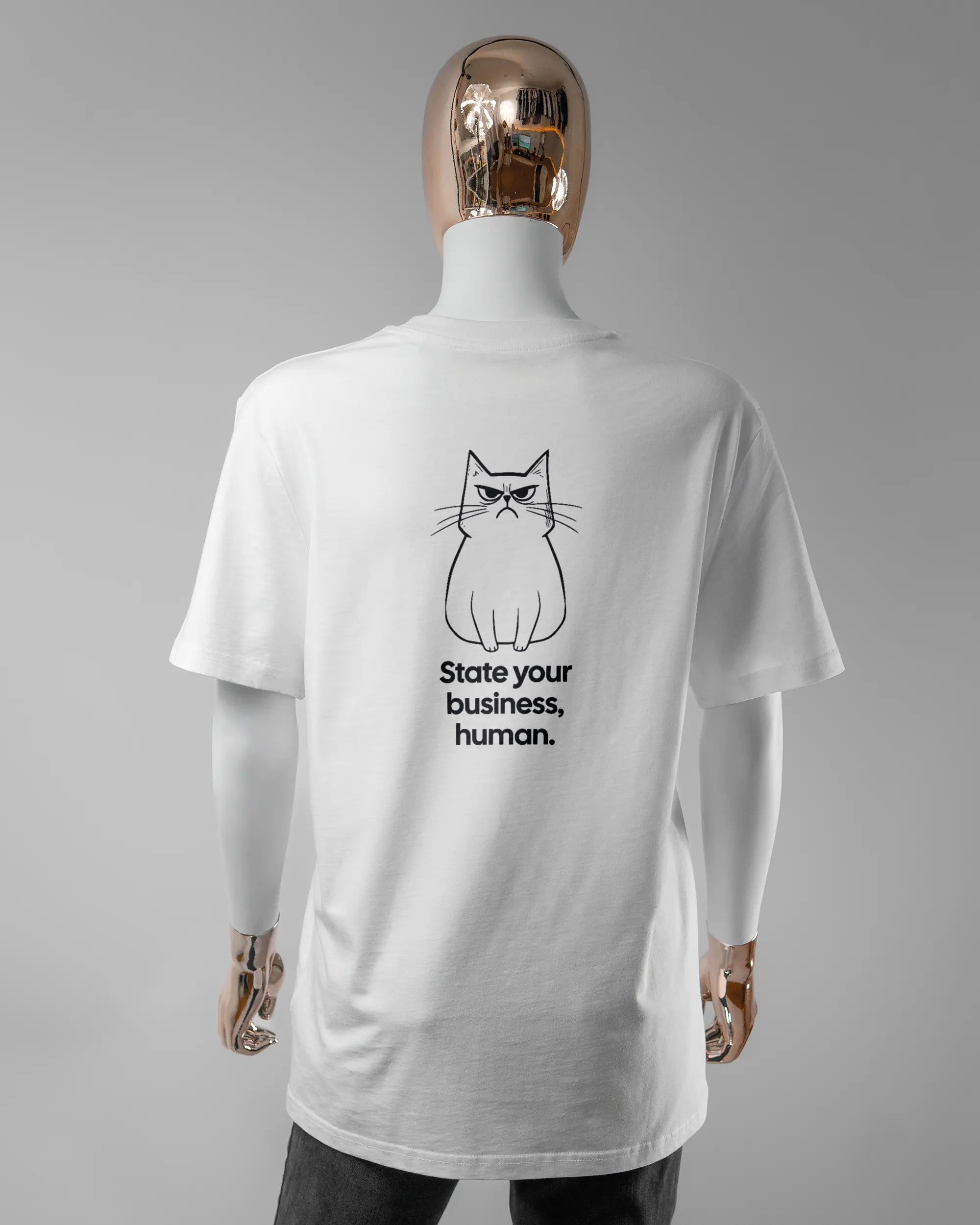 Rückseite des Organic Unisex T-Shirt Casual von Maondo mit dem Design Grumpy Purr in der Farbe White und in der Größe S getragen von einer femininen Puppe