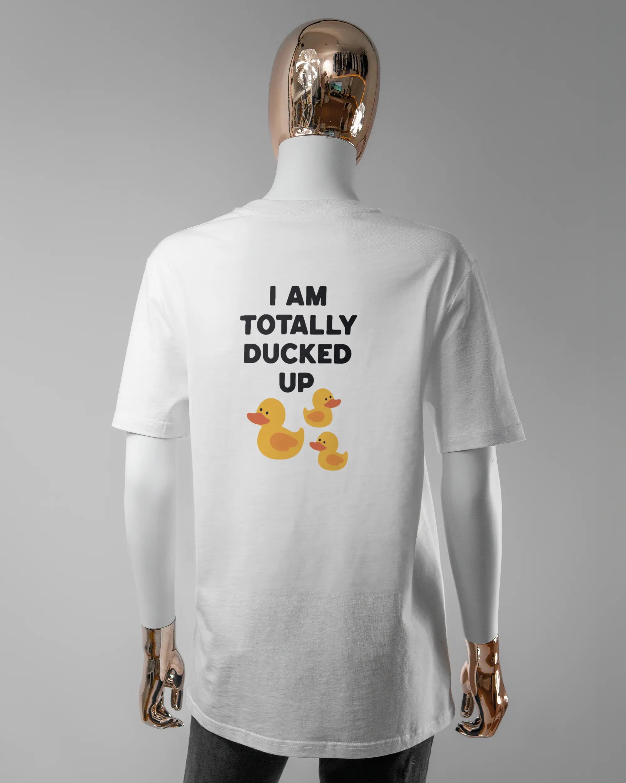 Rückseite des Organic Unisex T-Shirt Casual von Maondo mit dem Design Ducked Up in der Farbe White und in der Größe S getragen von einer femininen Puppe