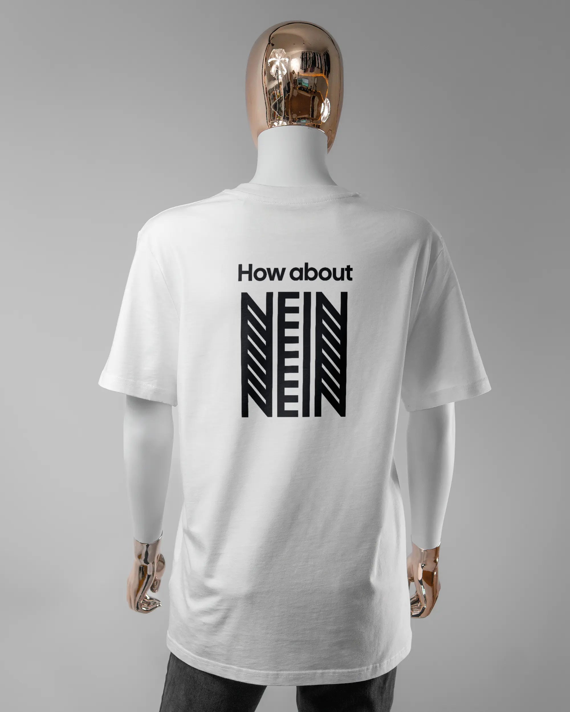 Rückseite des Organic Unisex T-Shirt Casual von Maondo mit dem Design How about nein in der Farbe White und in der Größe S getragen von einer femininen Puppe