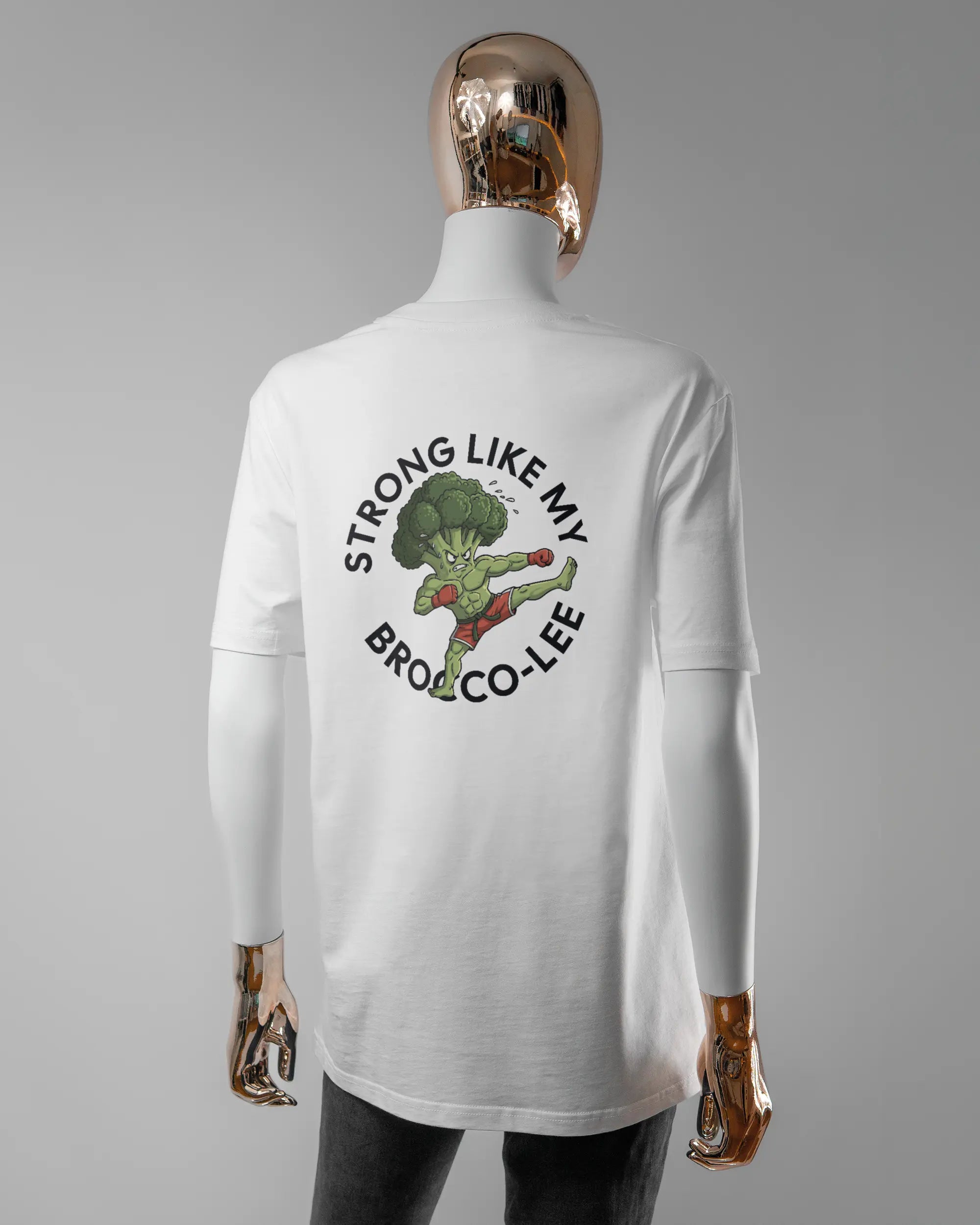 Rückseite des Organic Unisex T-Shirt Casual von Maondo mit dem Design Brocco-Lee in der Farbe White und in der Größe S getragen von einer femininen Puppe