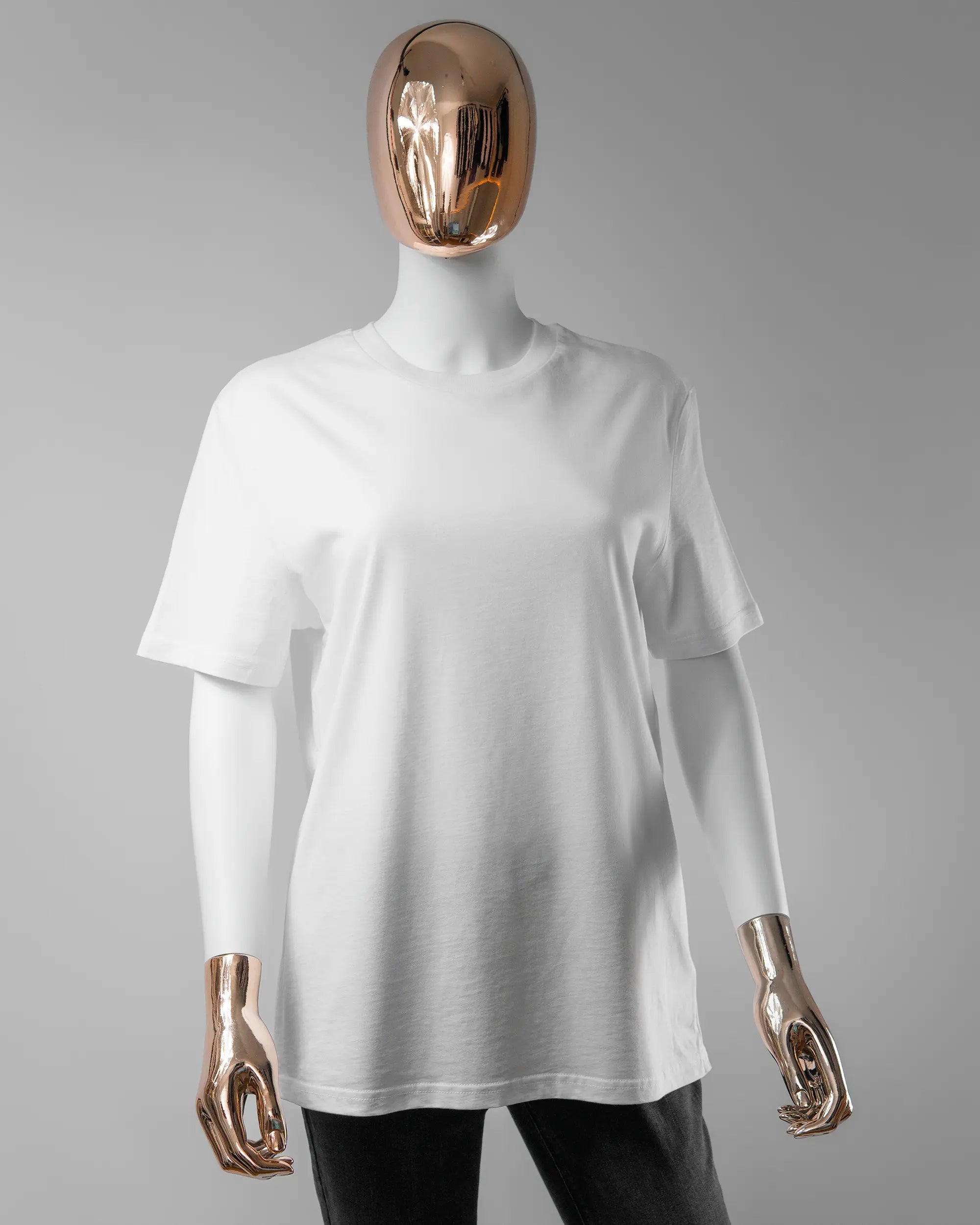 Vorderseite des Organic Unisex T-Shirt Casual von Maondo ohne Motiv in der Farbe White und in der Größe S getragen von einer femininen Puppe