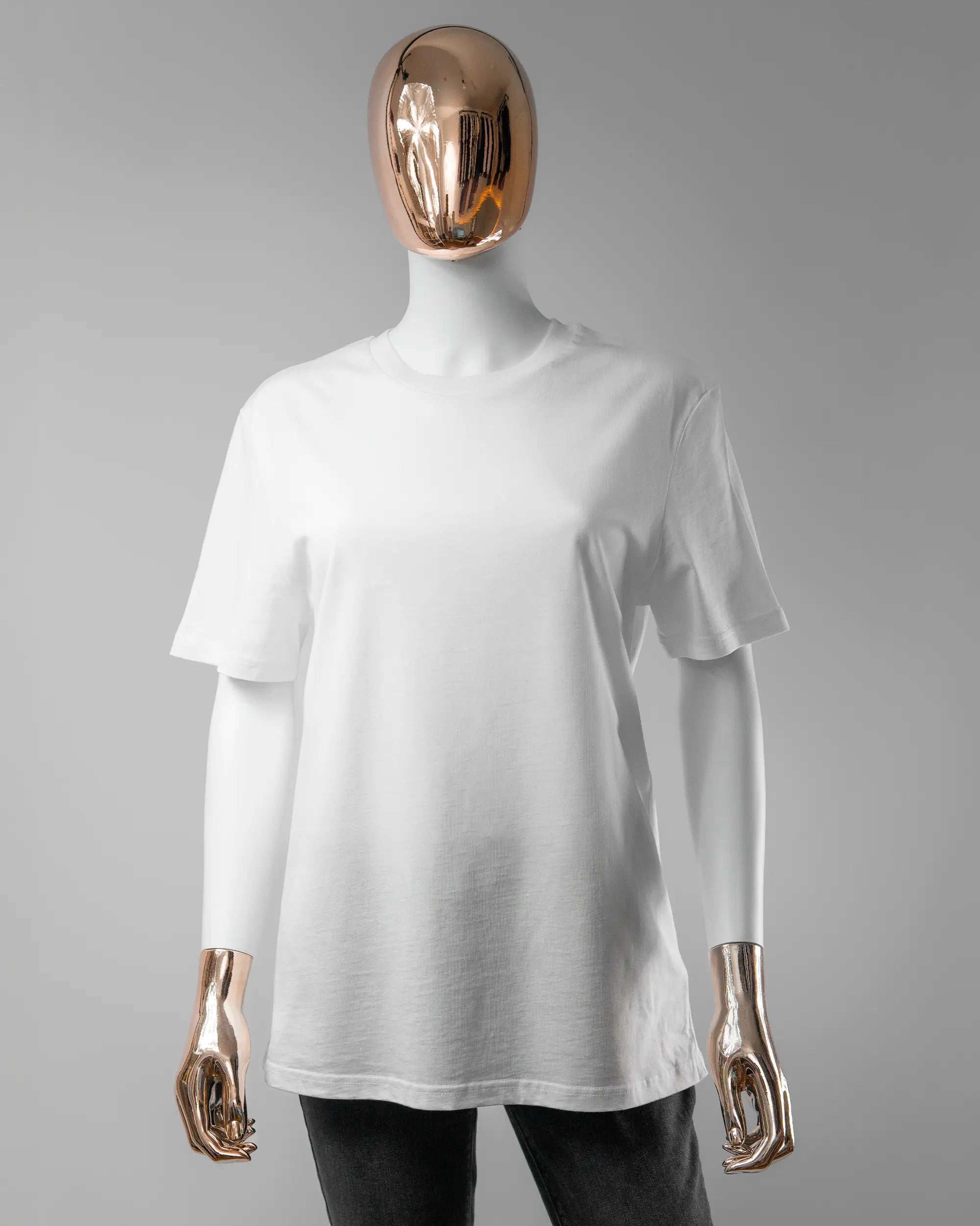 Vorderseite des Organic Unisex T-Shirt Casual von Maondo ohne Motiv in der Farbe White und in der Größe S getragen von einer femininen Puppe