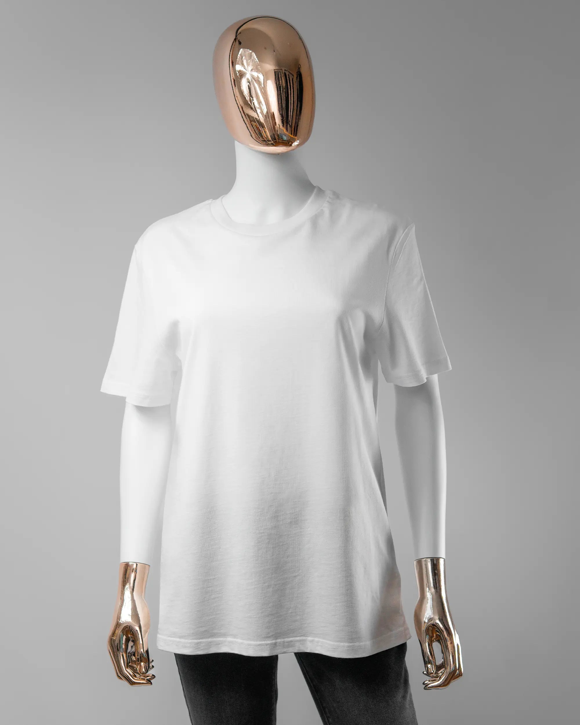 Vorderseite des Organic Unisex T-Shirt Casual von Maondo ohne Motiv in der Farbe White und in der Größe S getragen von einer femininen Puppe