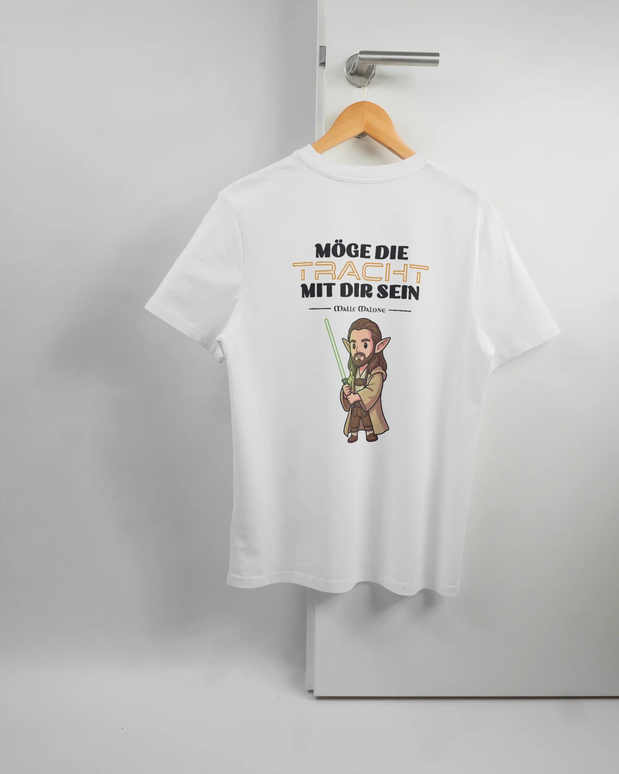Rückseite des Organic Unisex T-Shirt Casual von Maondo mit dem Design Tracht mit dir in der Farbe White und in der Größe S auf einem Bügel an der Türklinke aufgehängt