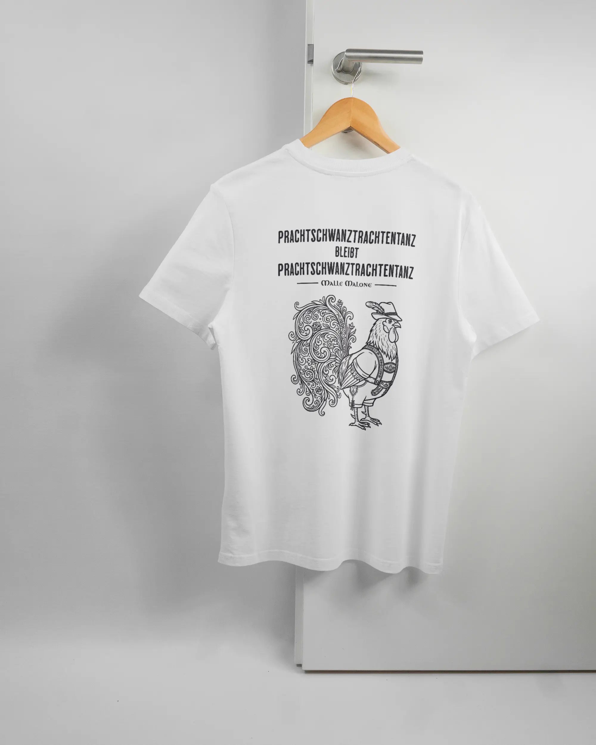 Rückseite des Organic Unisex T-Shirt Casual von Maondo mit dem Design Trachtentanz in der Farbe White und in der Größe S auf einem Bügel an der Türklinke aufgehängt
