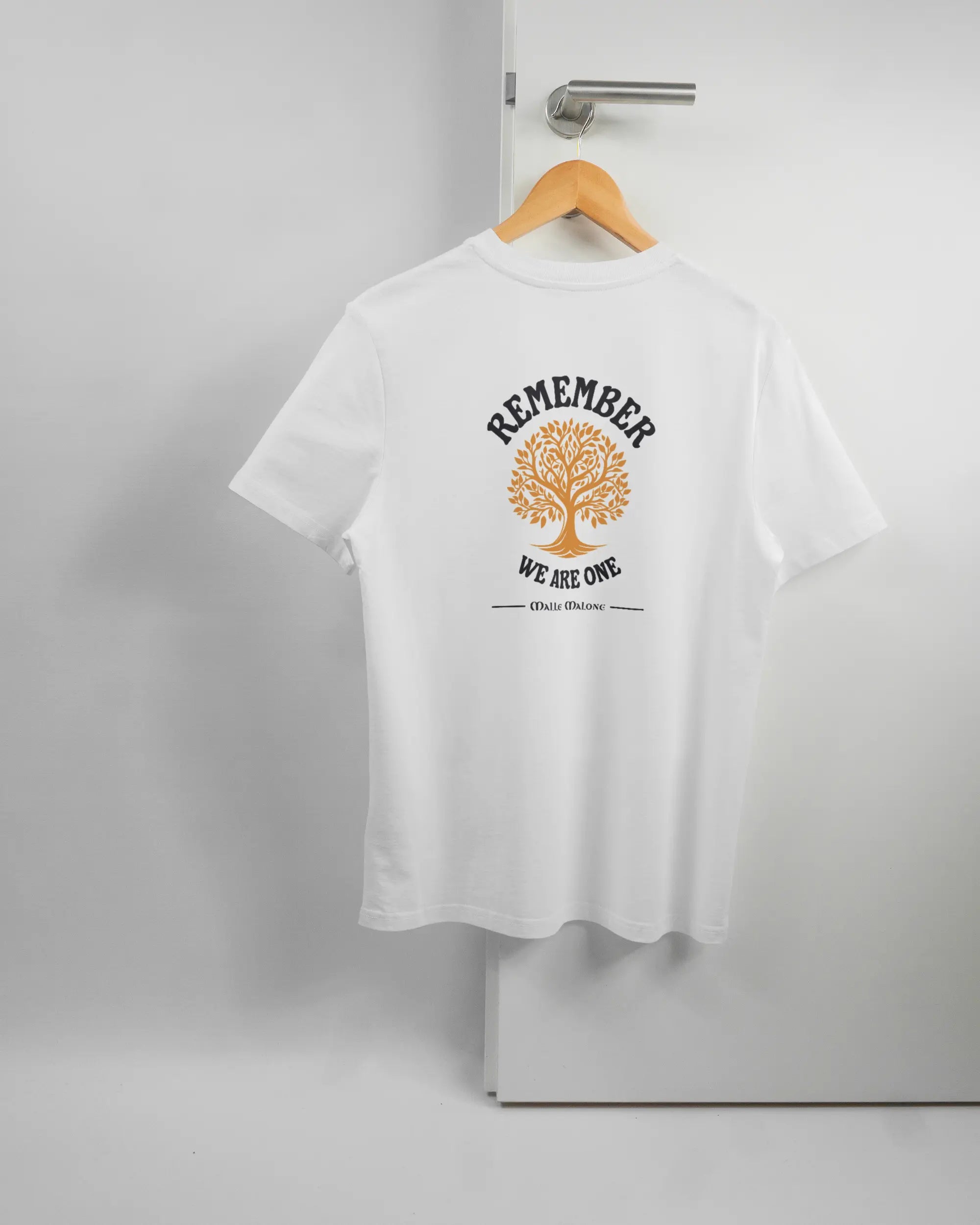 Rückseite des Organic Unisex T-Shirt Casual von Maondo mit dem Design We are one in der Farbe White und in der Größe S auf einem Bügel an der Türklinke aufgehängt