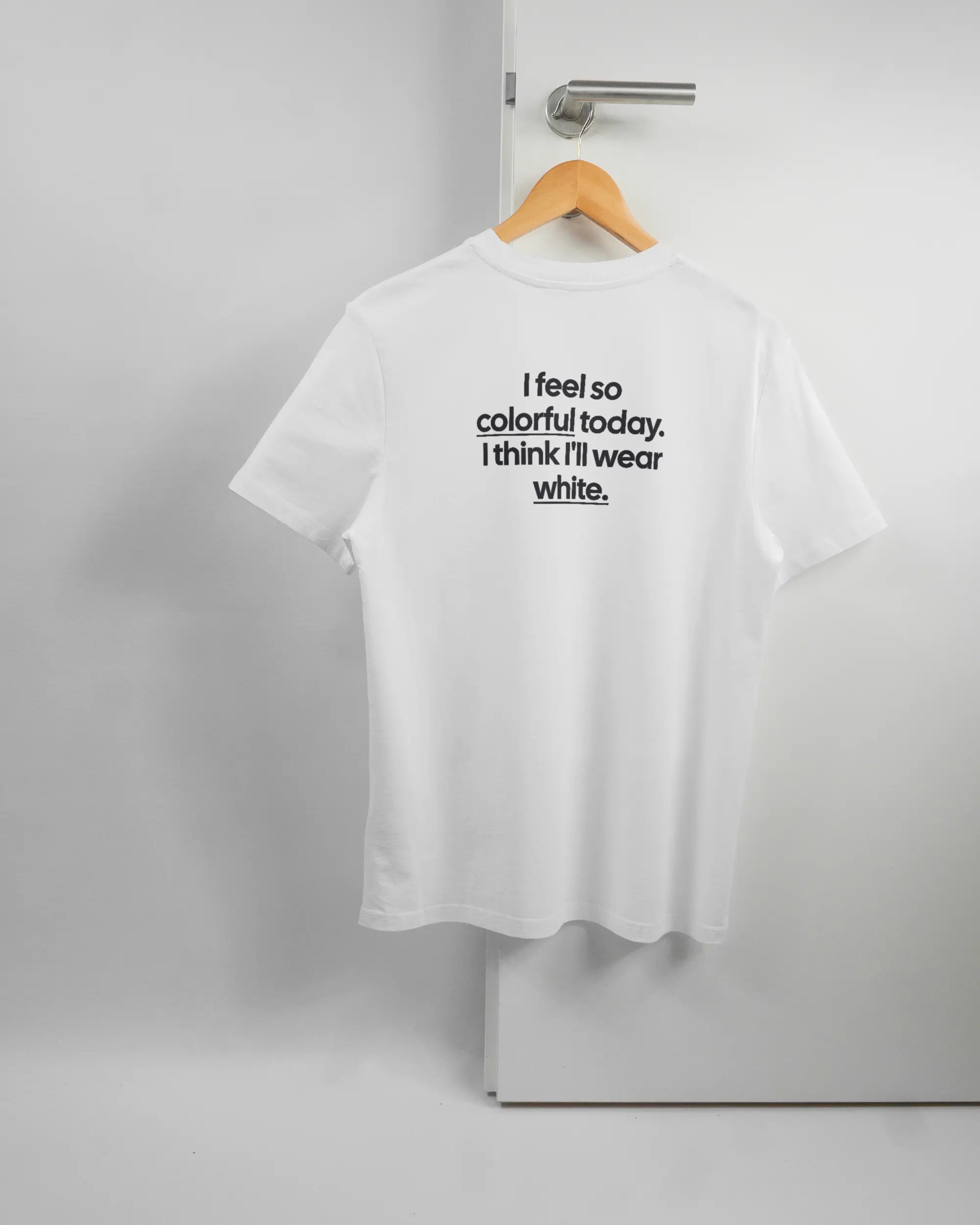 Rückseite des Organic Unisex T-Shirt Casual von Maondo mit dem Design Colorful Day in der Farbe White und in der Größe S auf einem Bügel an der Türklinke aufgehängt