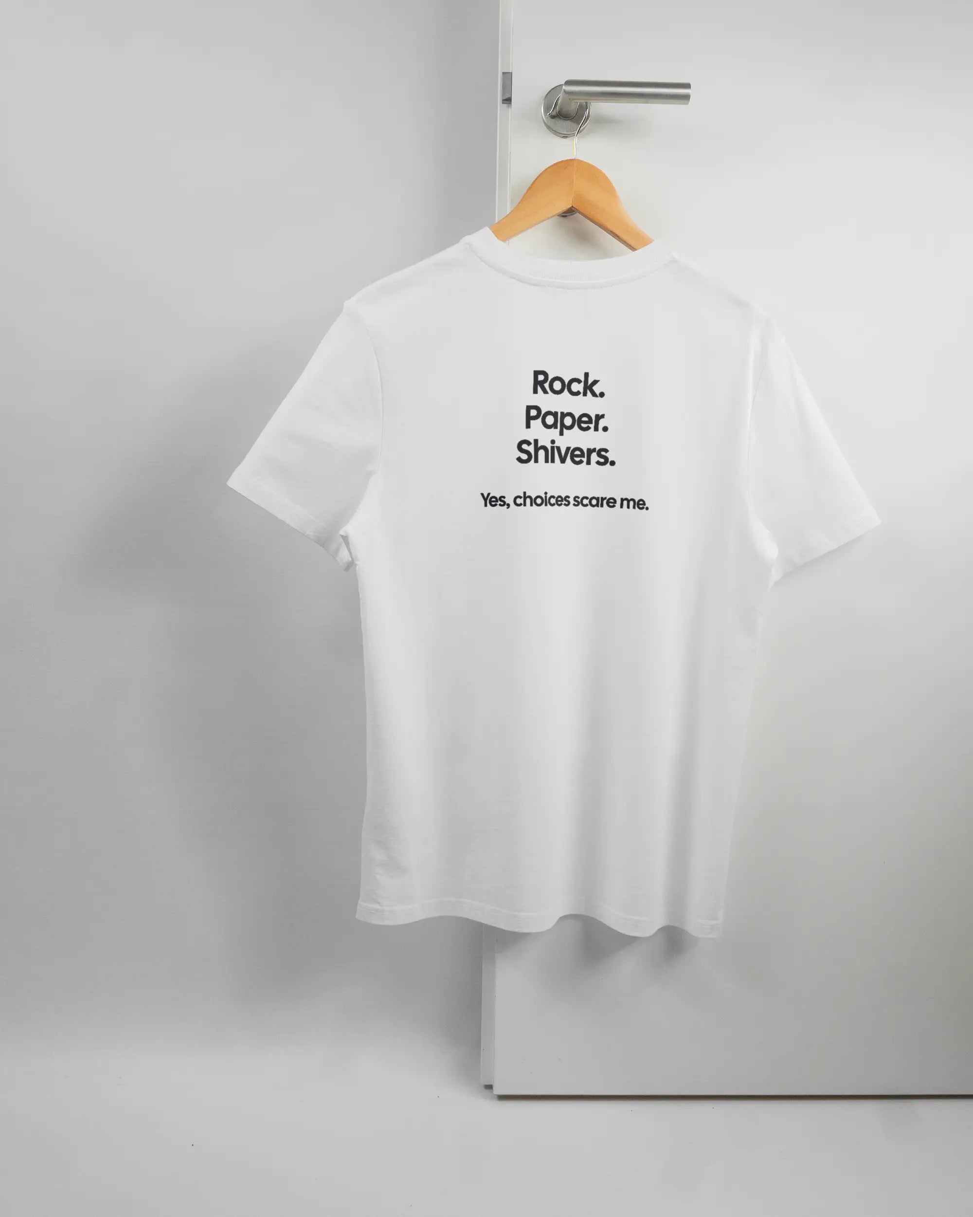 Rückseite des Organic Unisex T-Shirt Casual von Maondo mit dem Design Rock Paper Shivers in der Farbe White und in der Größe S auf einem Bügel an der Türklinke aufgehängt