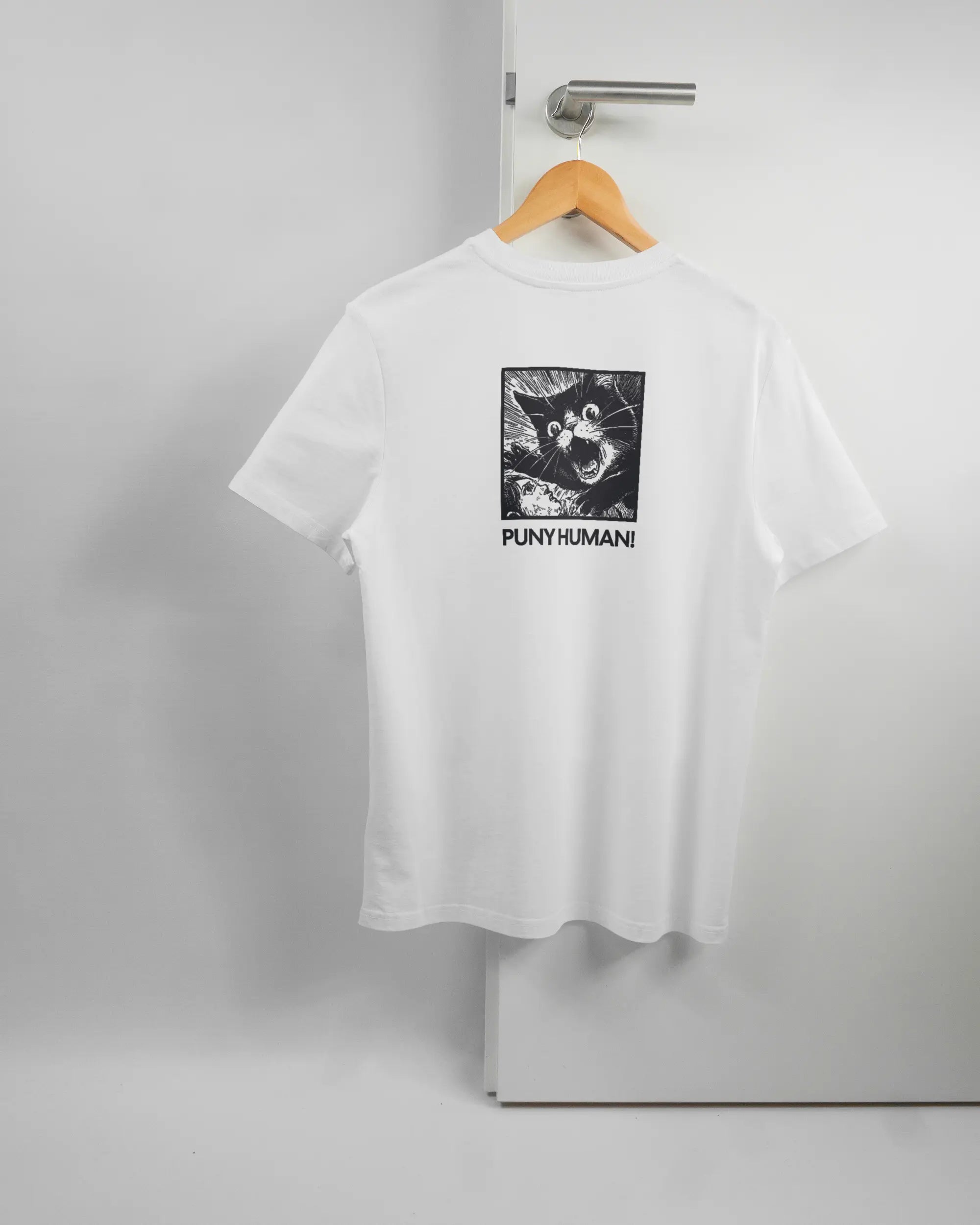 Rückseite des Organic Unisex T-Shirt Casual von Maondo mit dem Design Puny Human in der Farbe White und in der Größe S auf einem Bügel an der Türklinke aufgehängt
