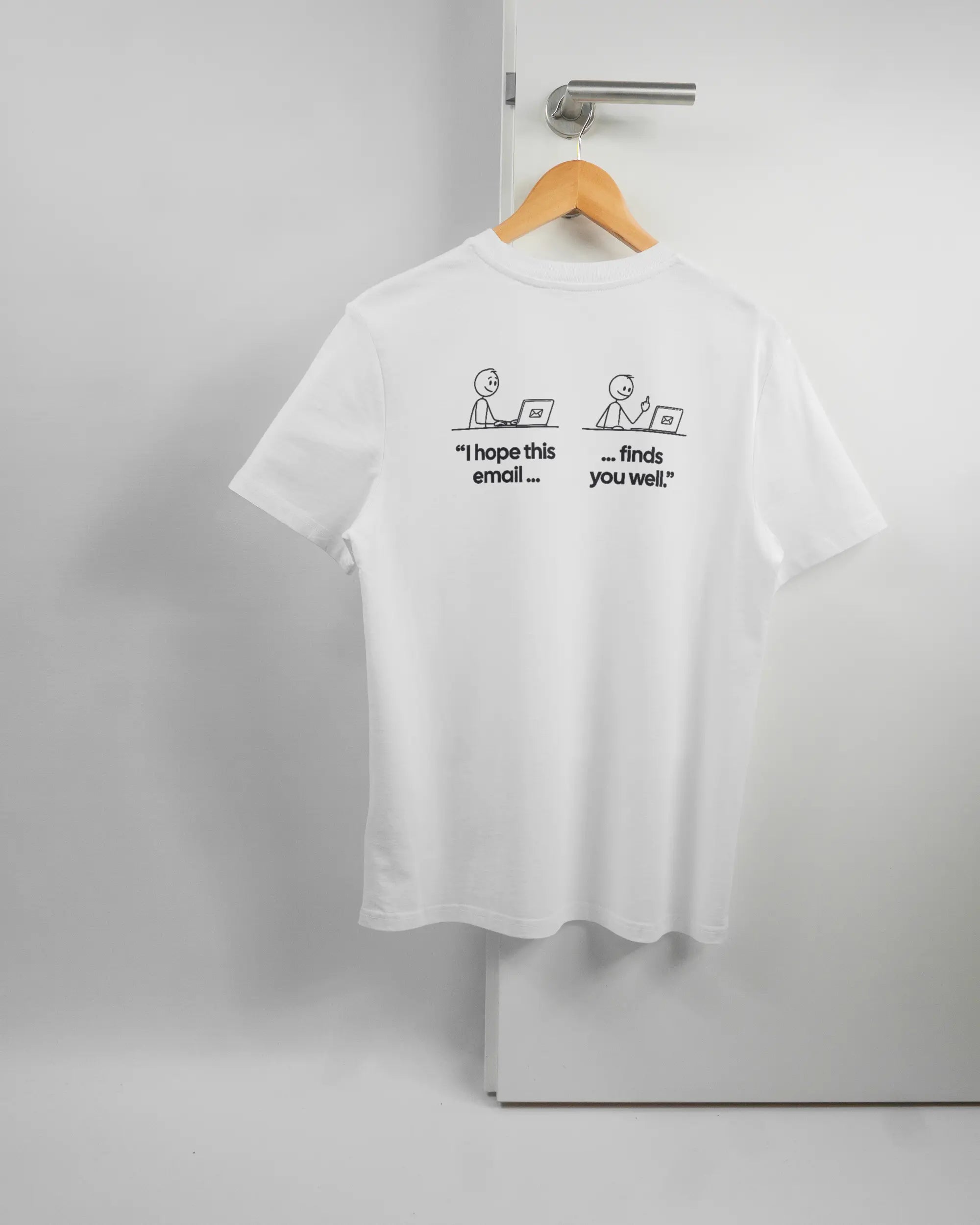 Rückseite des Organic Unisex T-Shirt Casual von Maondo mit dem Design Found me not well in der Farbe White und in der Größe S auf einem Bügel an der Türklinke aufgehängt