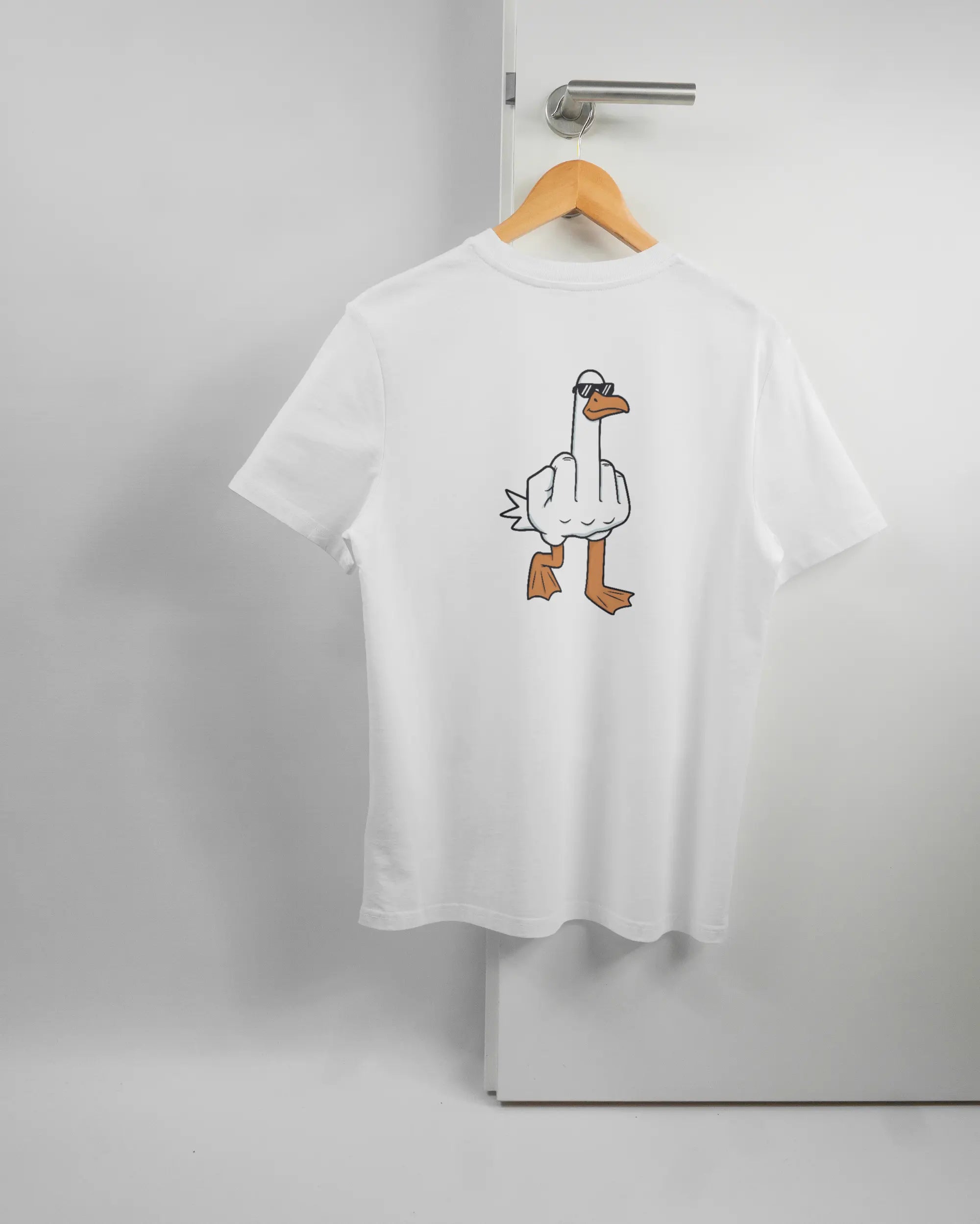 Rückseite des Organic Unisex T-Shirt Casual von Maondo mit dem Design I give a duck in der Farbe White und in der Größe S auf einem Bügel an der Türklinke aufgehängt