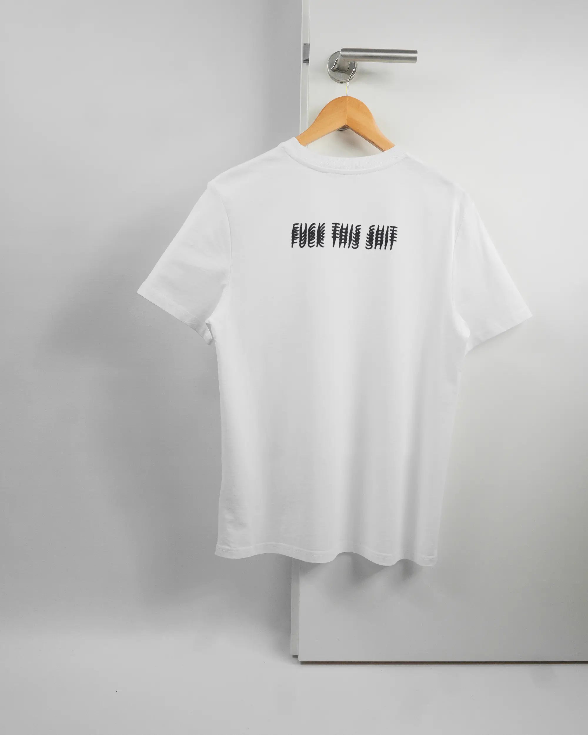 Rückseite des Organic Unisex T-Shirt Casual von Maondo mit dem Design Hidden Message in der Farbe White und in der Größe S auf einem Bügel an der Türklinke aufgehängt