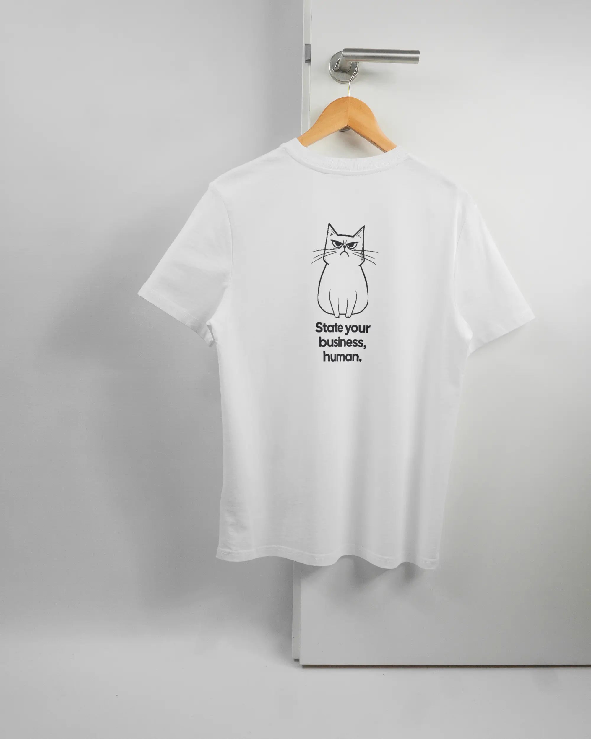 Rückseite des Organic Unisex T-Shirt Casual von Maondo mit dem Design Grumpy Purr in der Farbe White und in der Größe S auf einem Bügel an der Türklinke aufgehängt