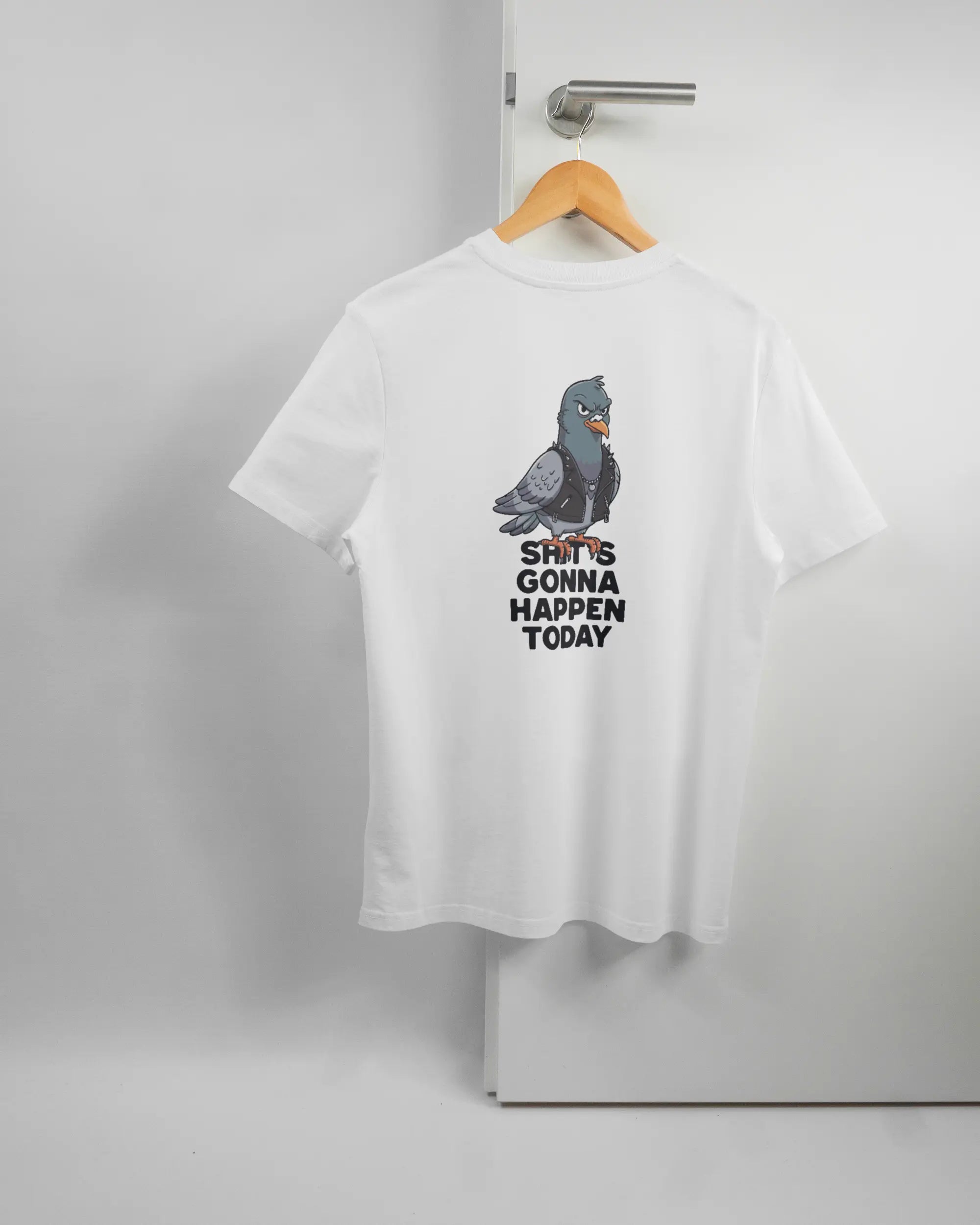 Rückseite des Organic Unisex T-Shirt Casual von Maondo mit dem Design Pigeon Pun in der Farbe White und in der Größe S auf einem Bügel an der Türklinke aufgehängt