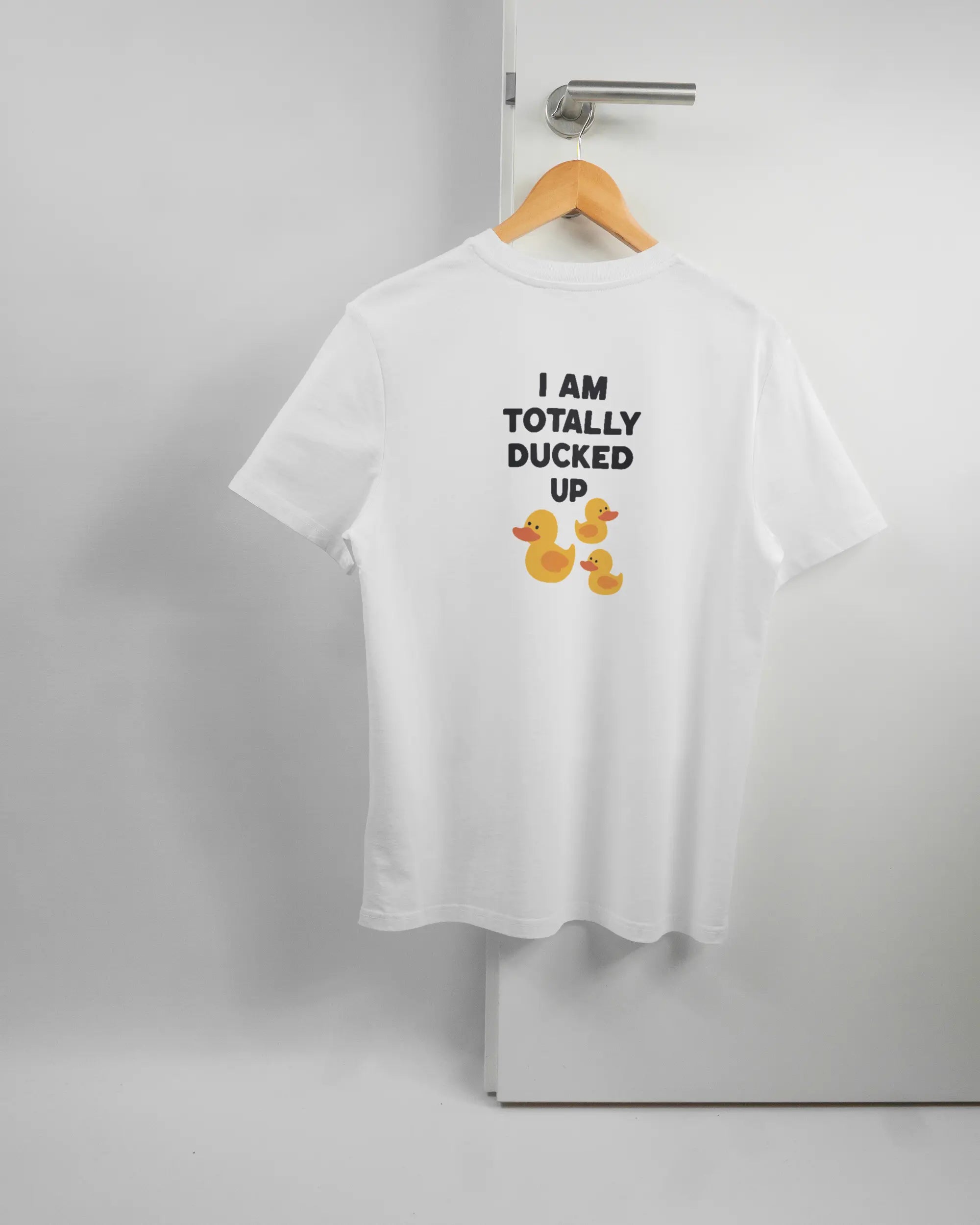 Rückseite des Organic Unisex T-Shirt Casual von Maondo mit dem Design Ducked Up in der Farbe White und in der Größe S auf einem Bügel an der Türklinke aufgehängt