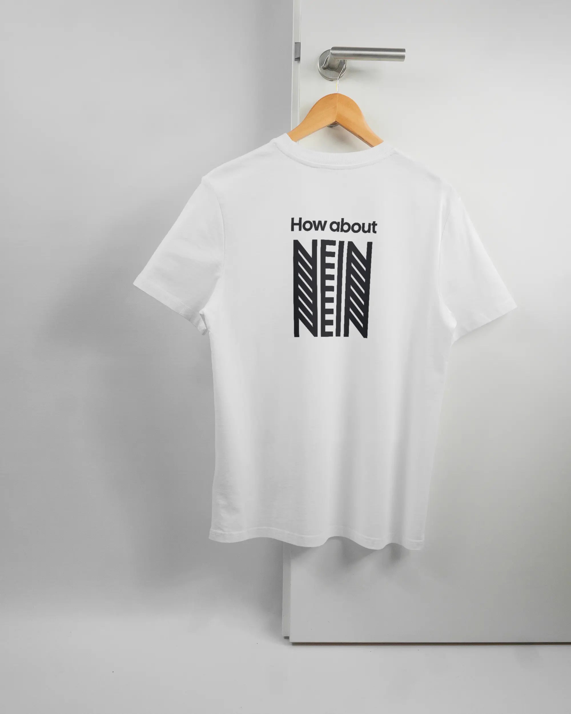 Rückseite des Organic Unisex T-Shirt Casual von Maondo mit dem Design How about nein in der Farbe White und in der Größe S auf einem Bügel an der Türklinke aufgehängt