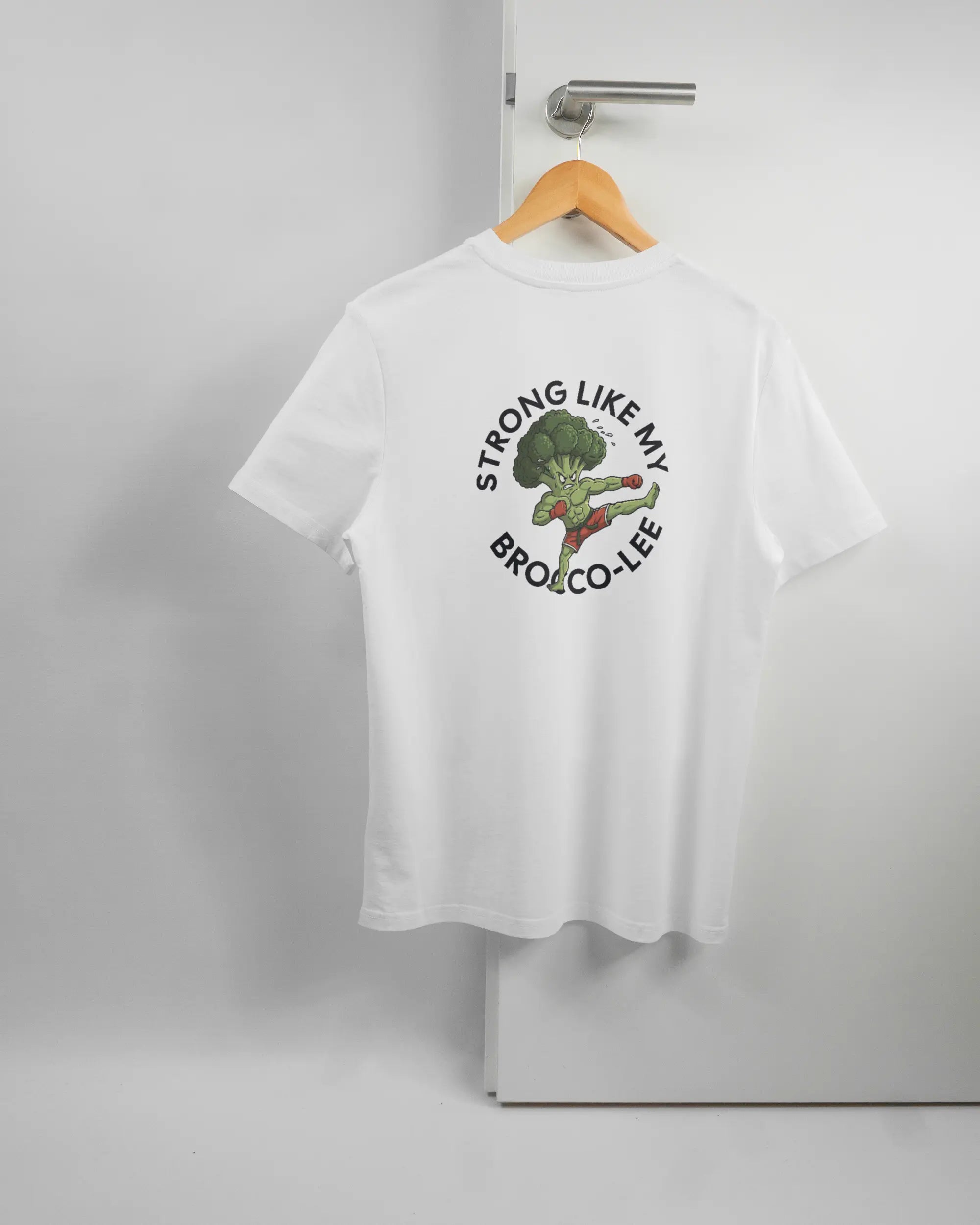 Rückseite des Organic Unisex T-Shirt Casual von Maondo mit dem Design Brocco-Lee in der Farbe White und in der Größe S auf einem Bügel an der Türklinke aufgehängt