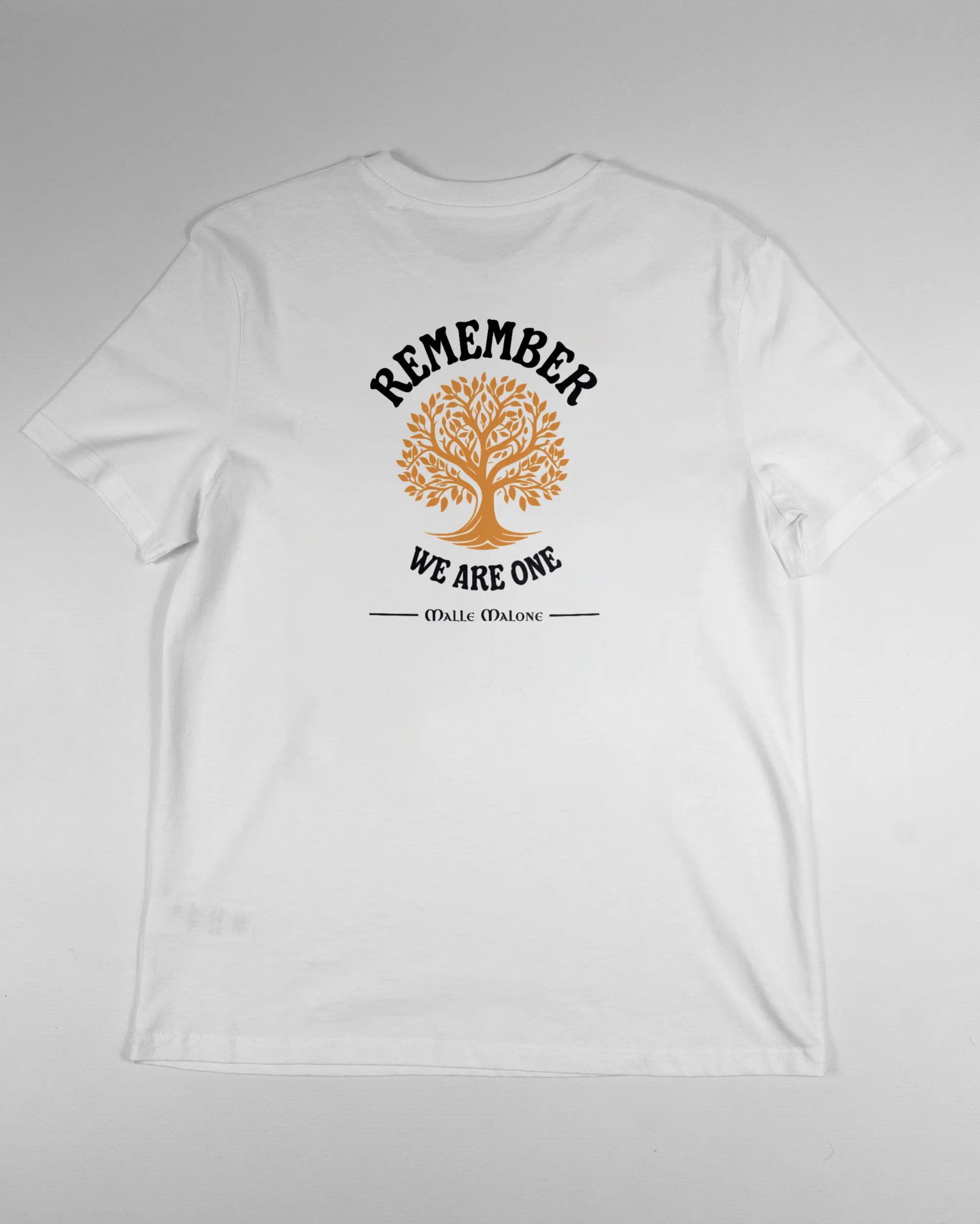 Rückseite des Organic Unisex T-Shirt Casual von Maondo mit dem Design We are one in der Farbe White und in der Größe S flach auf den Boden gelegt