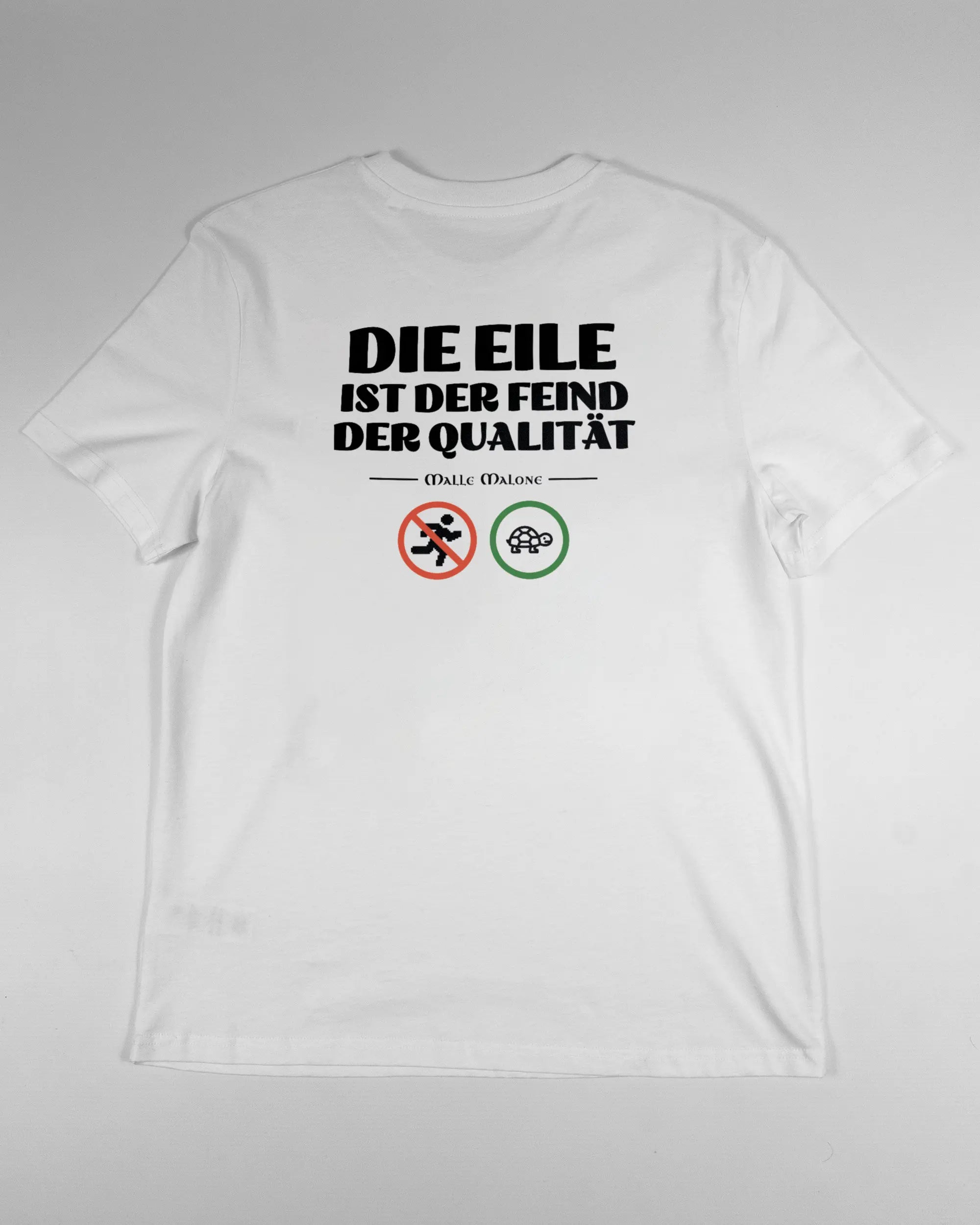 Rückseite des Organic Unisex T-Shirt Casual von Maondo mit dem Design Keine Eile in der Farbe White und in der Größe S flach auf den Boden gelegt